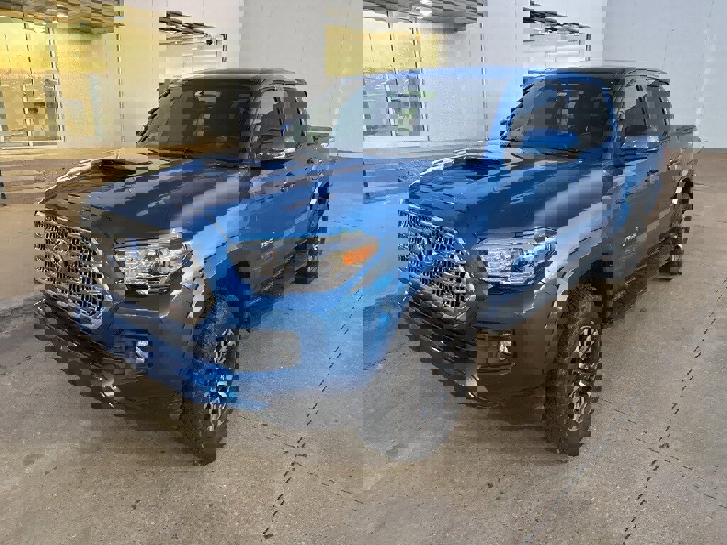 Used 2017 Toyota Tacoma TRD Sport image 3