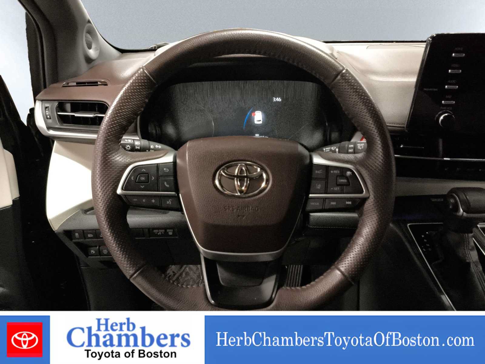 Used 2023 Toyota Sienna Platinum AWD/4WD image 18