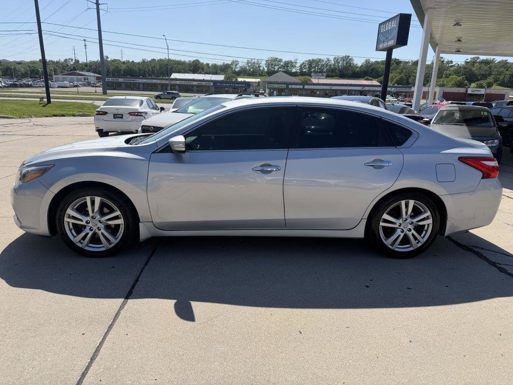 Used 2016 Nissan Altima 3.5 SL w/ 3.5 Technology Package FWD image 4