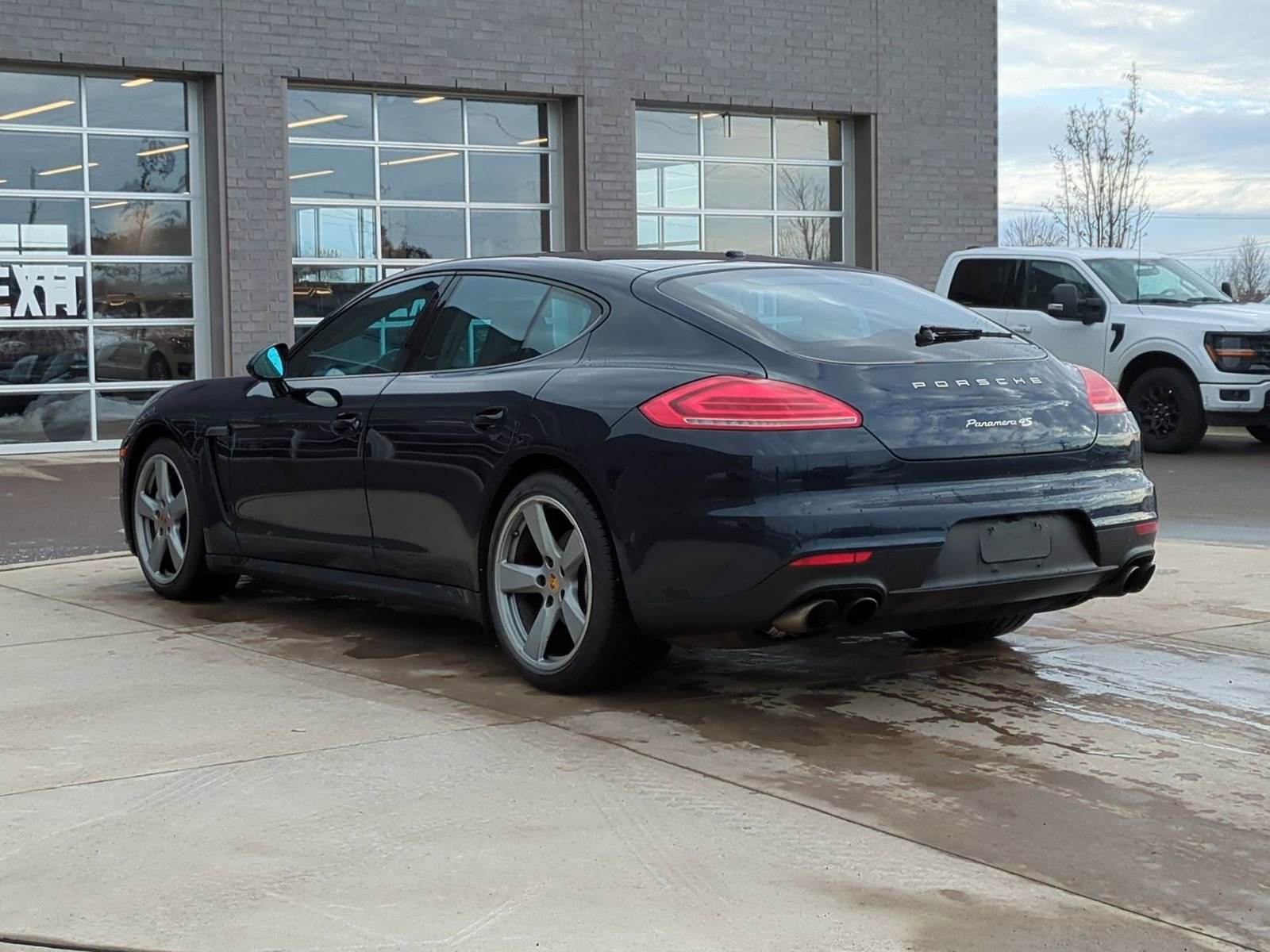 Used 2016 Porsche Panamera 4S image 4