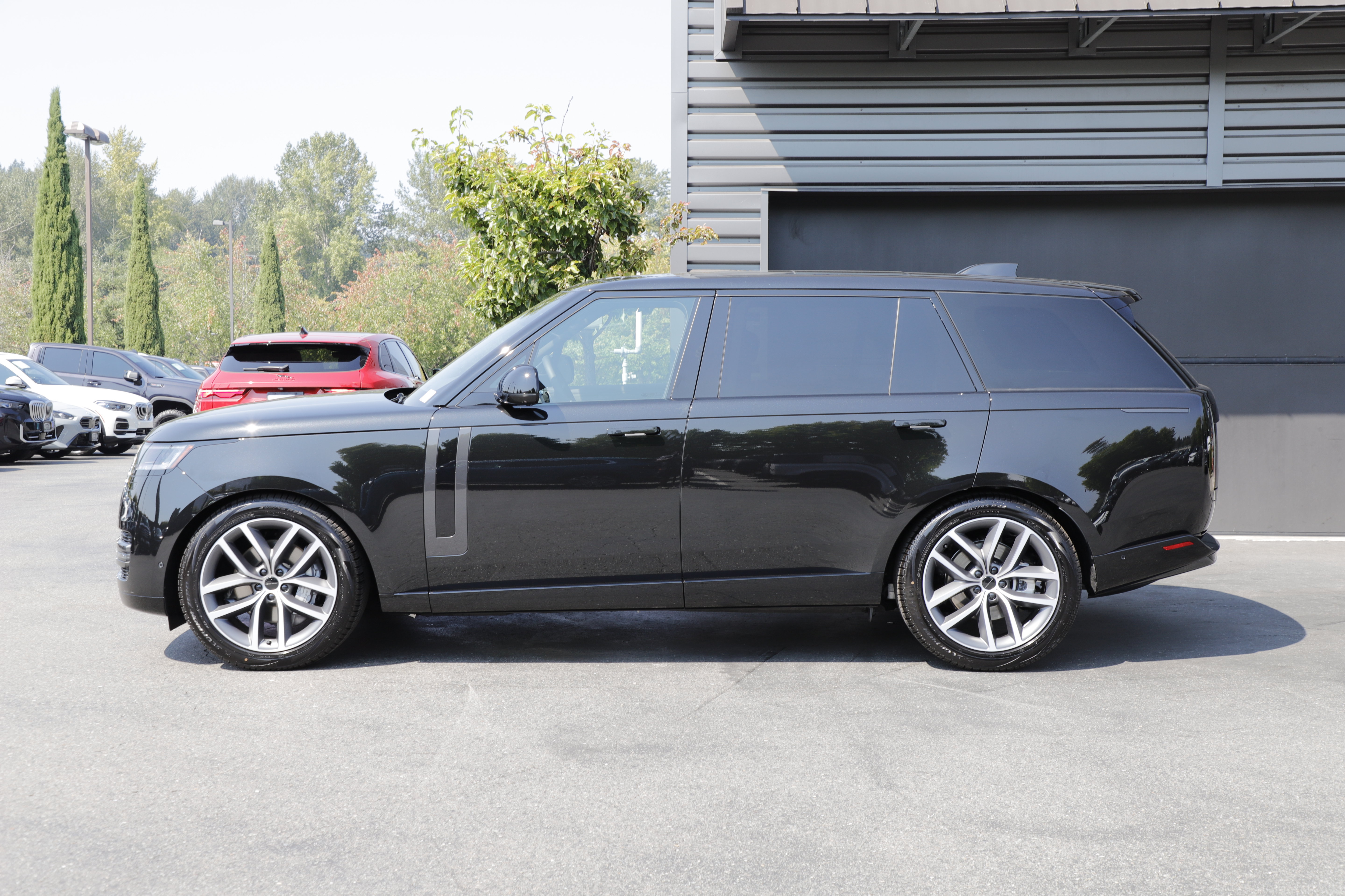 New 2026 Land Rover Range Rover Long Wheelbase SE AWD/4WD image 7