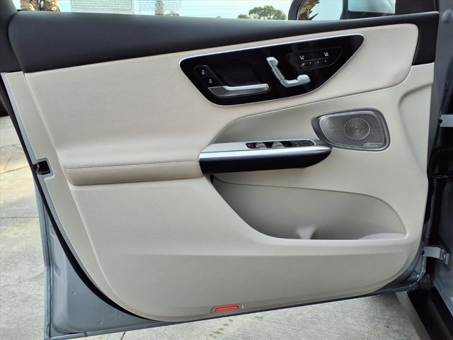 Used 2025 Mercedes-Benz GLC 300 image 12