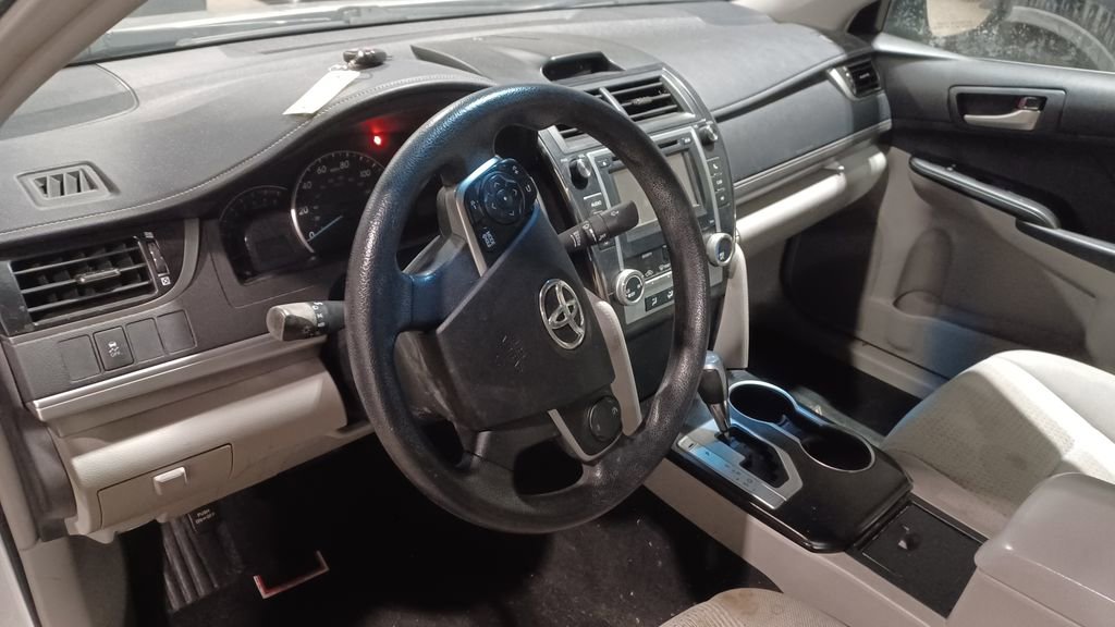 Used 2012 Toyota Camry L image 5