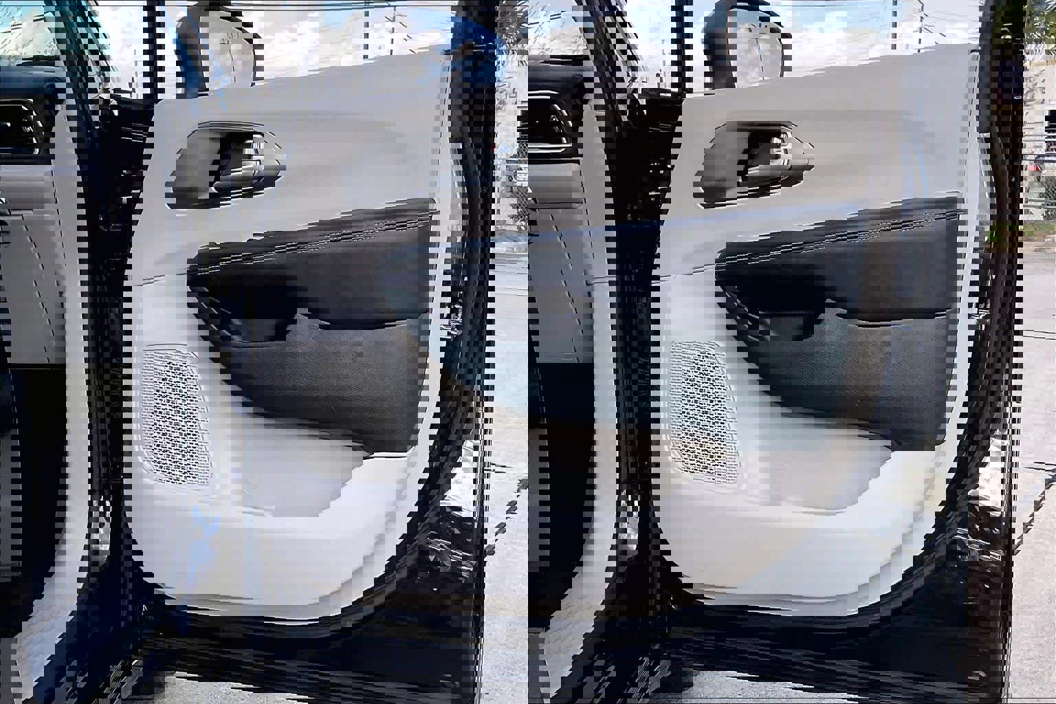 Used 2023 Chrysler Pacifica Touring-L image 21