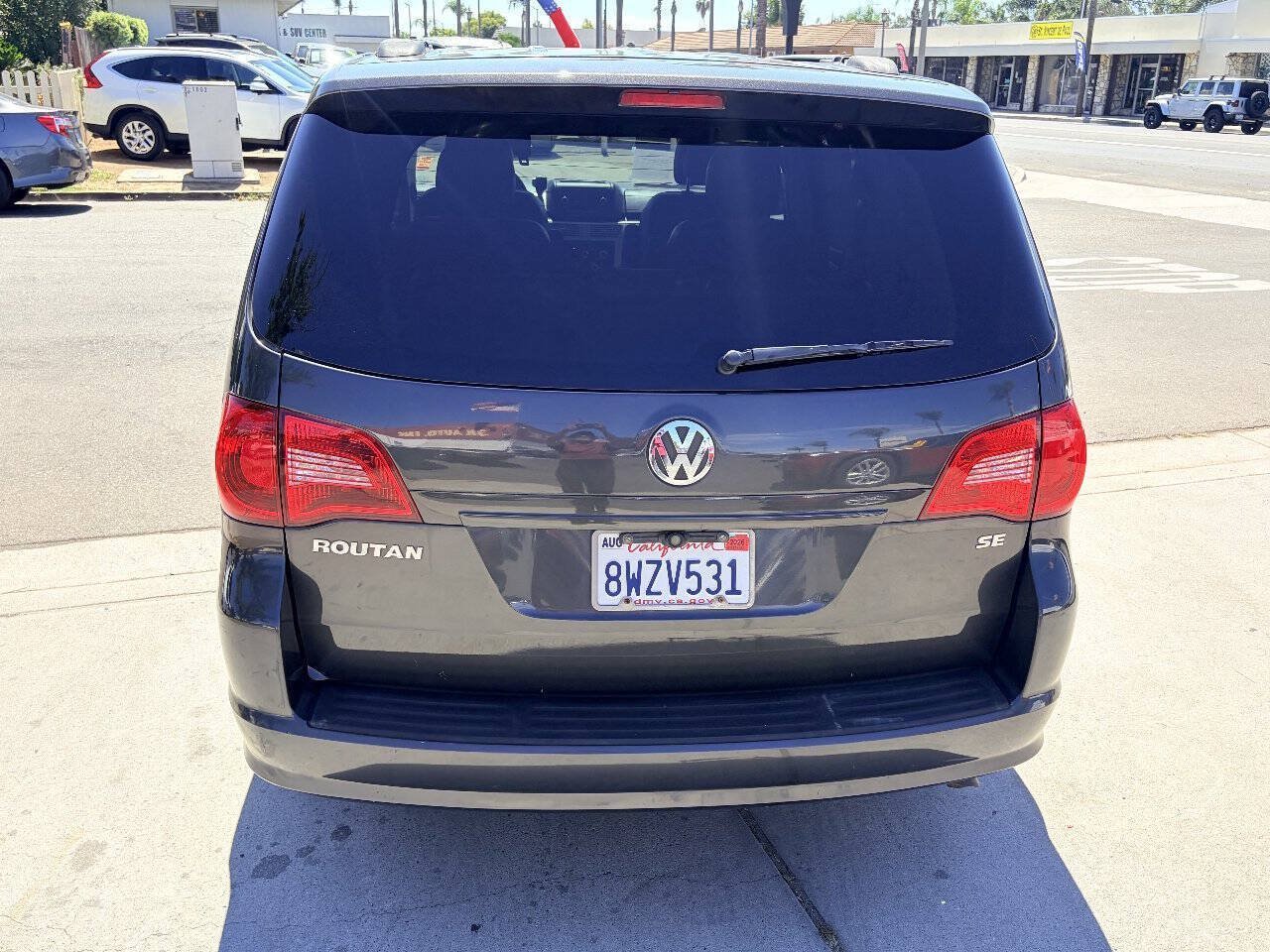 Used 2011 Volkswagen Routan SE FWD image 5