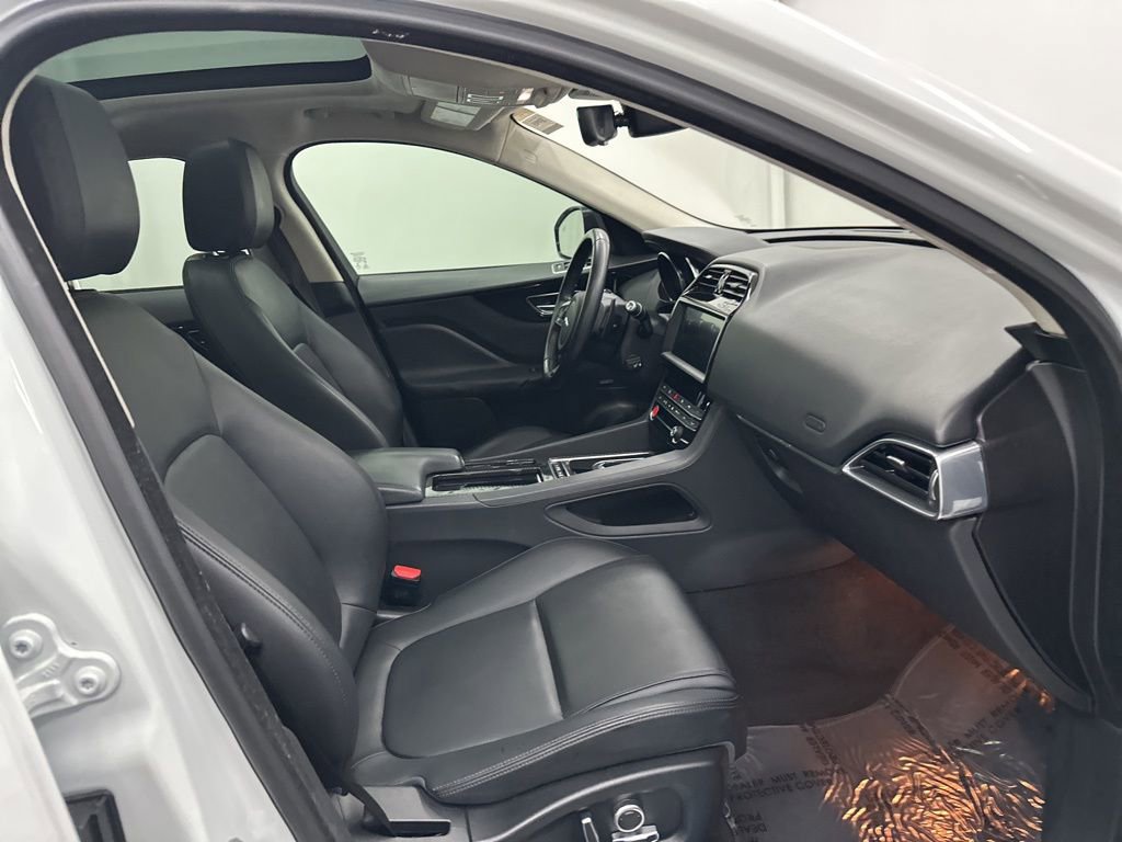 Used 2020 Jaguar F-PACE Premium image 27