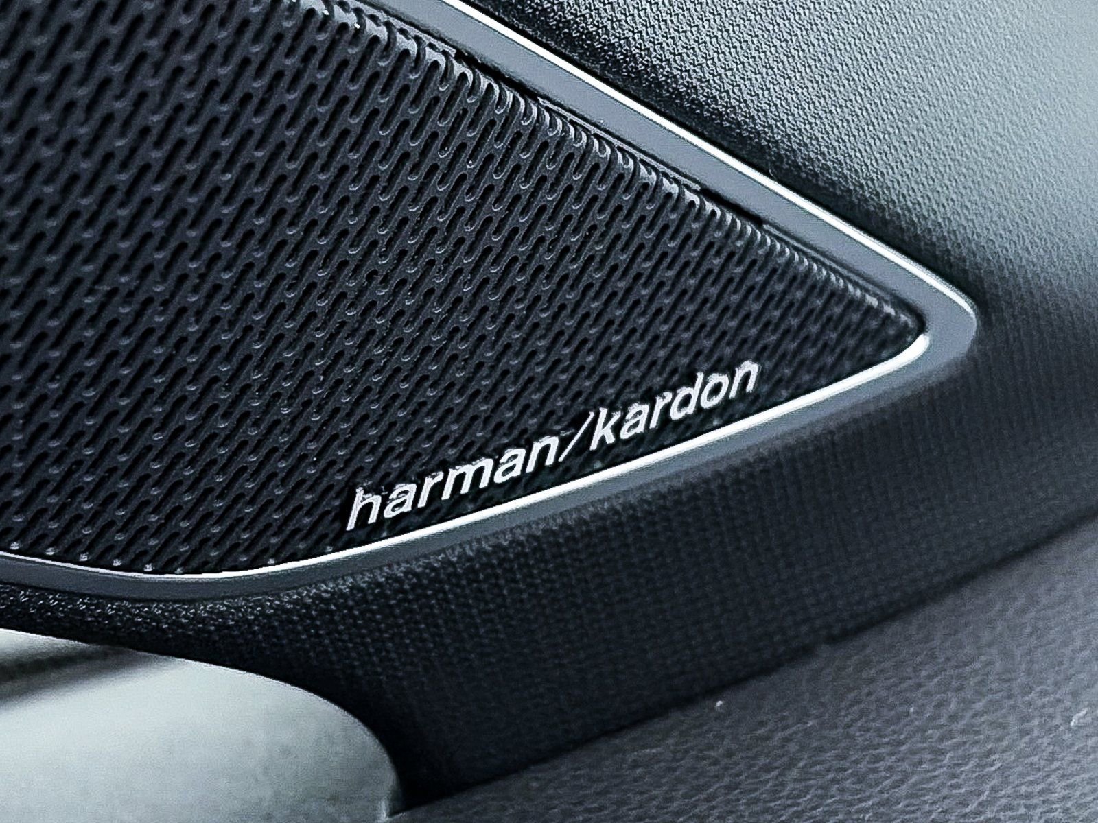 Used 2024 Volkswagen Golf R image 8