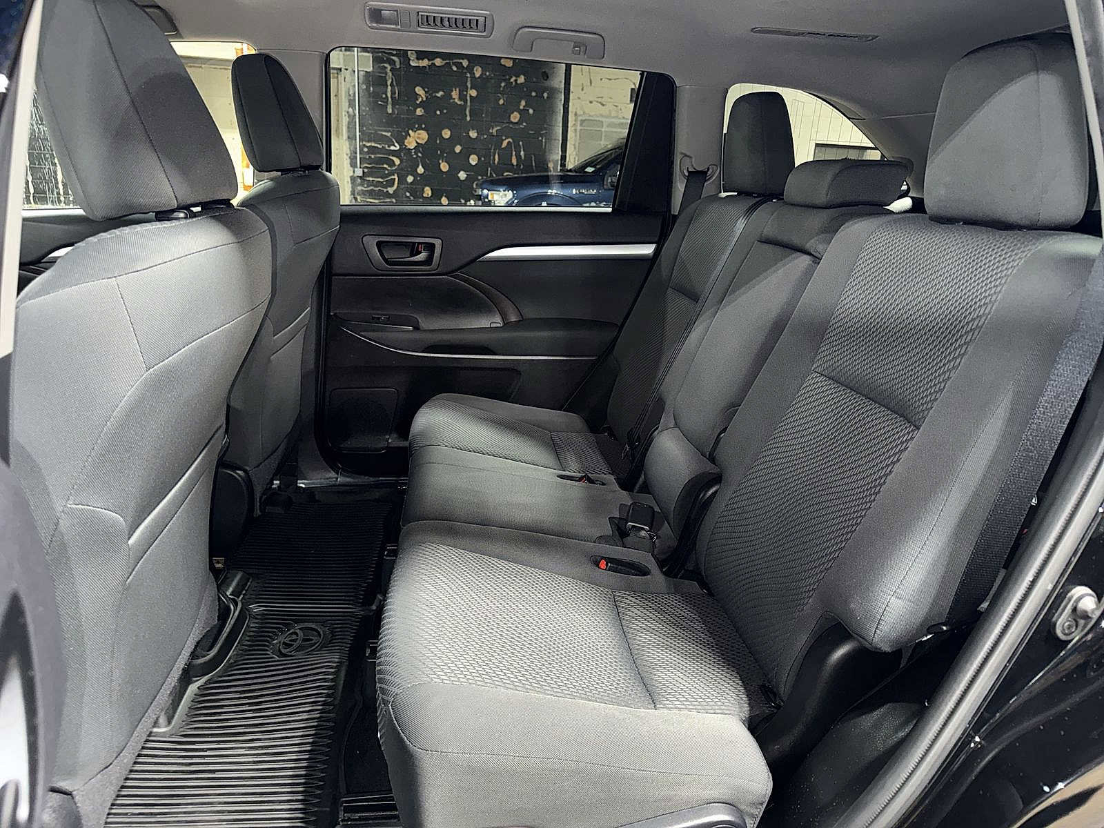 Used 2019 Toyota Highlander LE AWD/4WD image 17