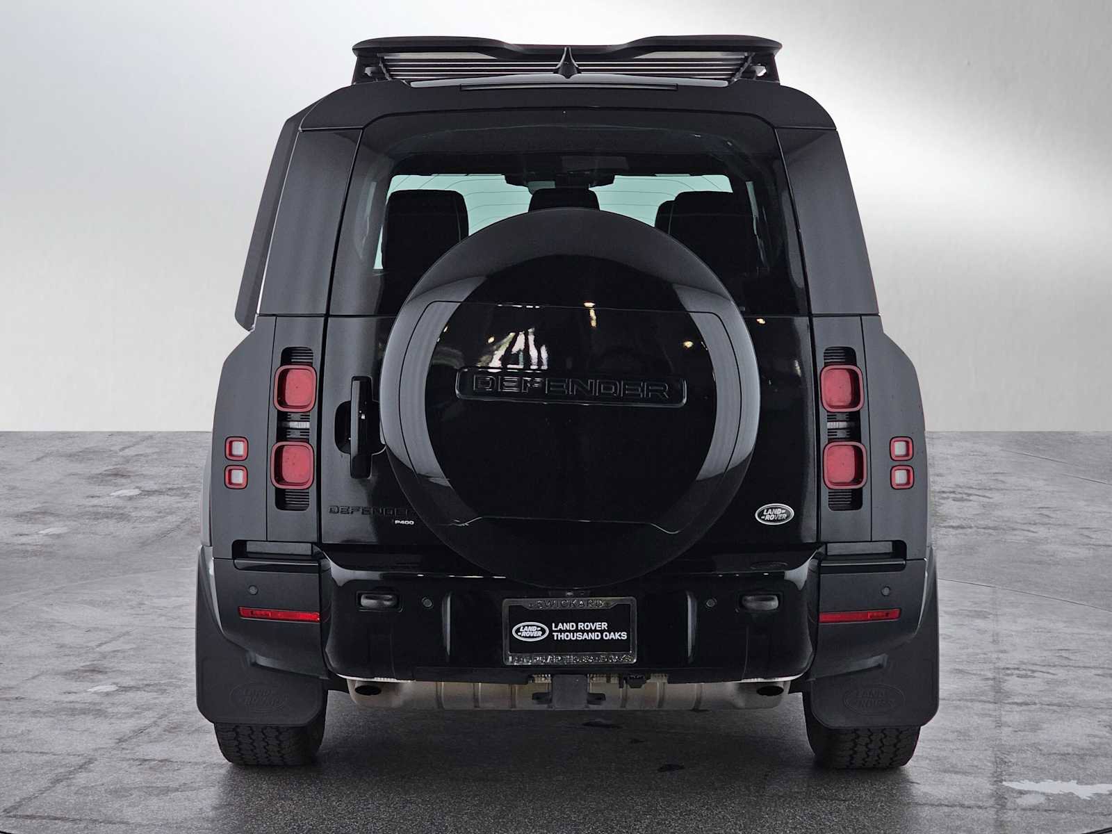 Used 2023 Land Rover Defender 130 SE image 4