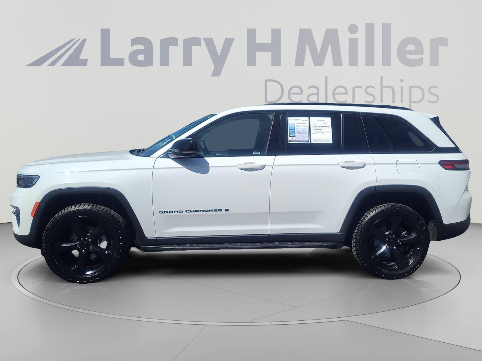 Used 2024 Jeep Grand Cherokee Limited w/ Luxury Tech Group II AWD/4WD image 2