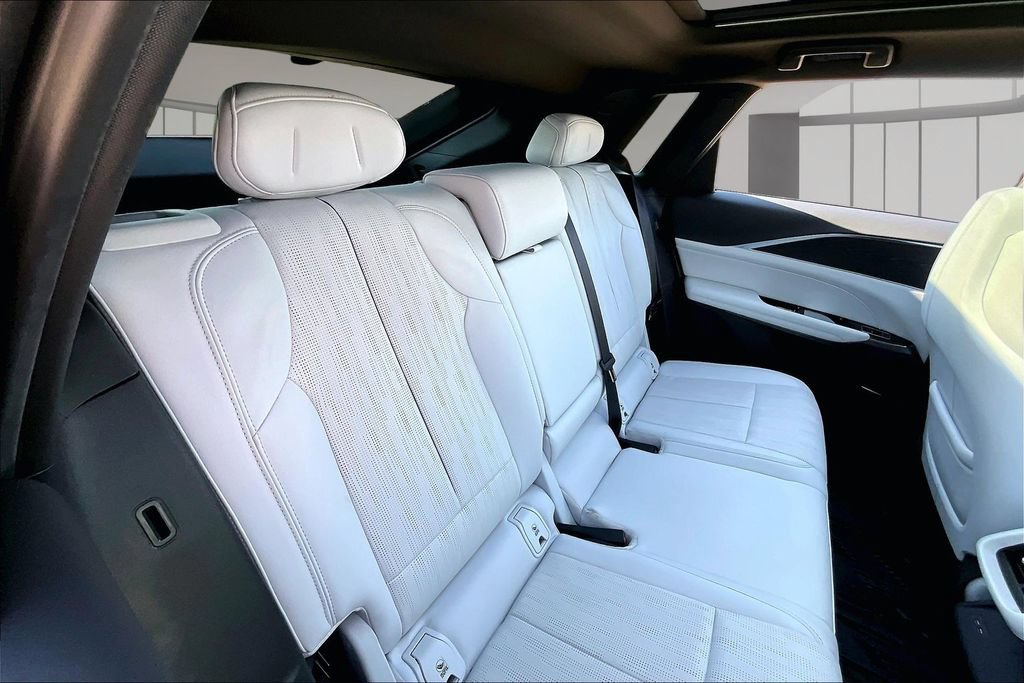Used 2024 Cadillac Lyriq Luxury AWD/4WD image 29