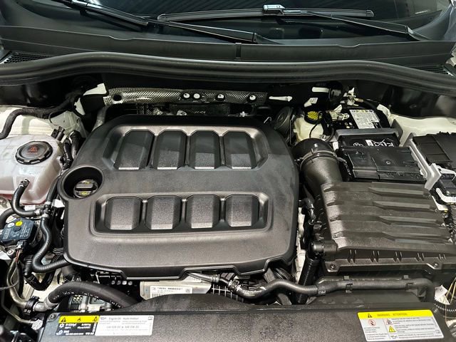 Certified 2025 Volkswagen Tiguan SE R-Line image 39