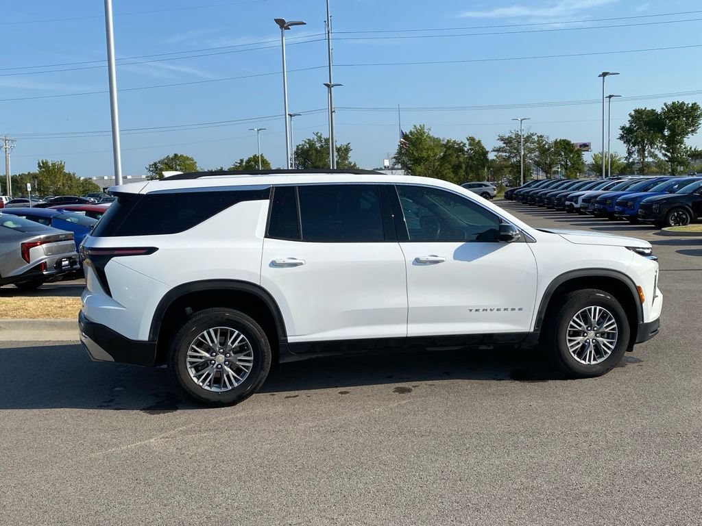 Used 2024 Chevrolet Traverse LT FWD image 8