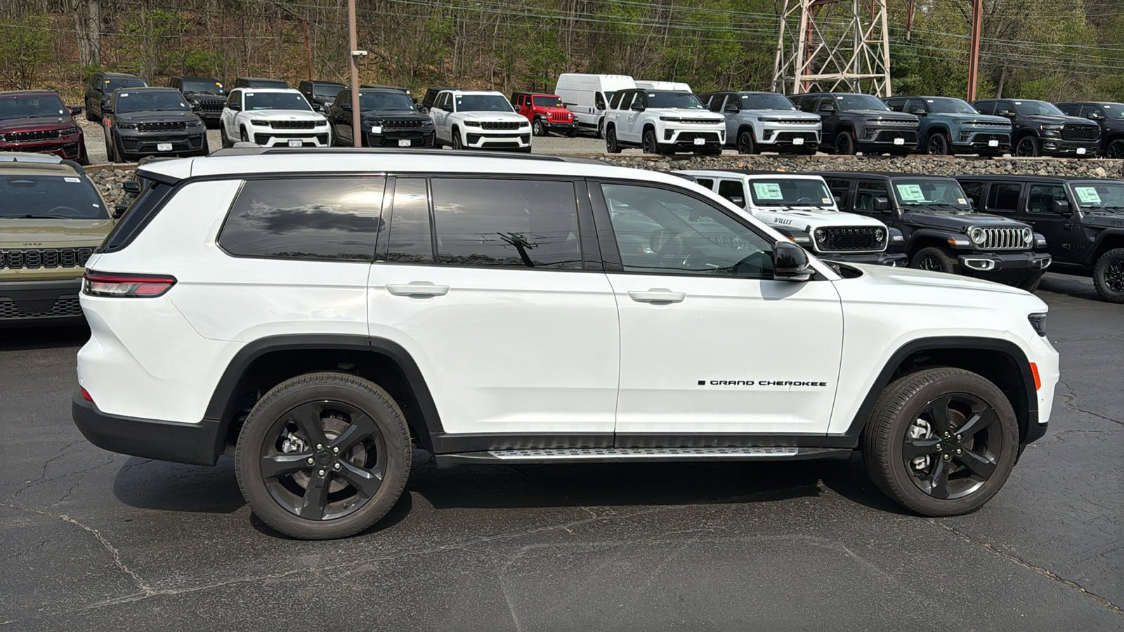 Certified 2025 Jeep Grand Cherokee L Limited w/ Luxury Tech Group II AWD/4WD image 9
