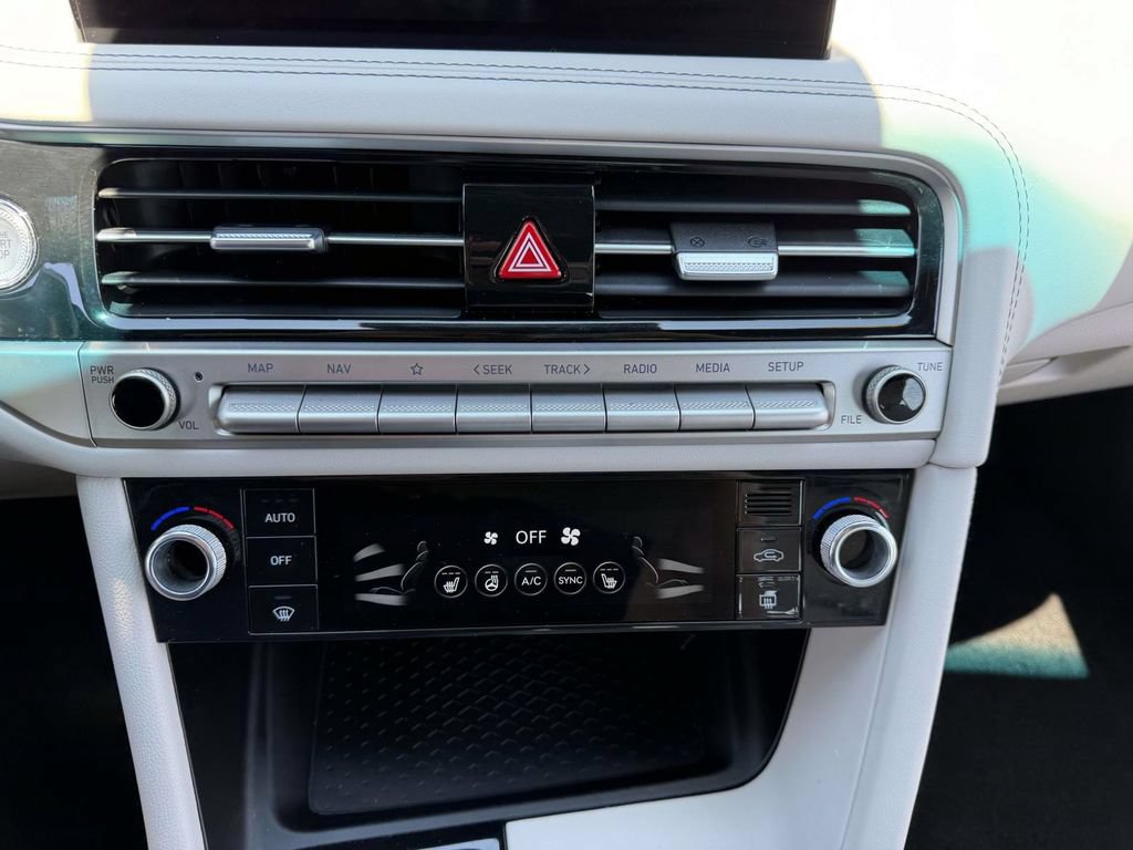 Certified 2025 Genesis G70 2.5T AWD/4WD image 29