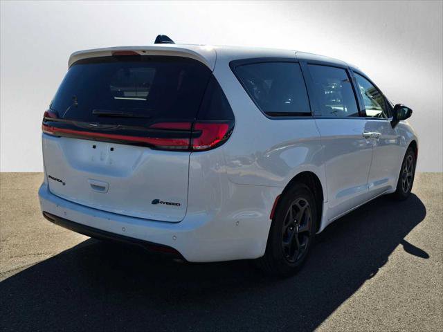 Used 2024 Chrysler Pacifica Limited image 3