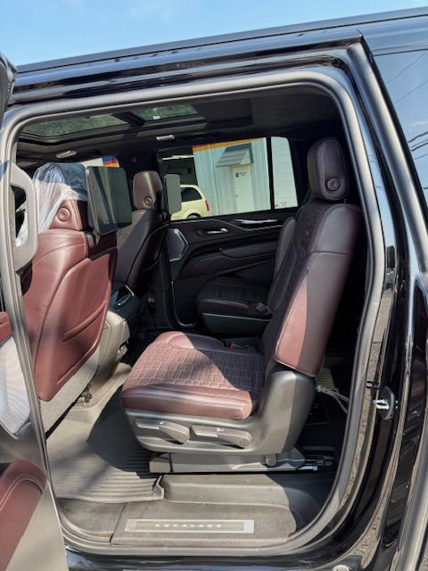 Used 2022 Cadillac Escalade ESV Sport Platinum w/ LPO, ONYX Package image 17