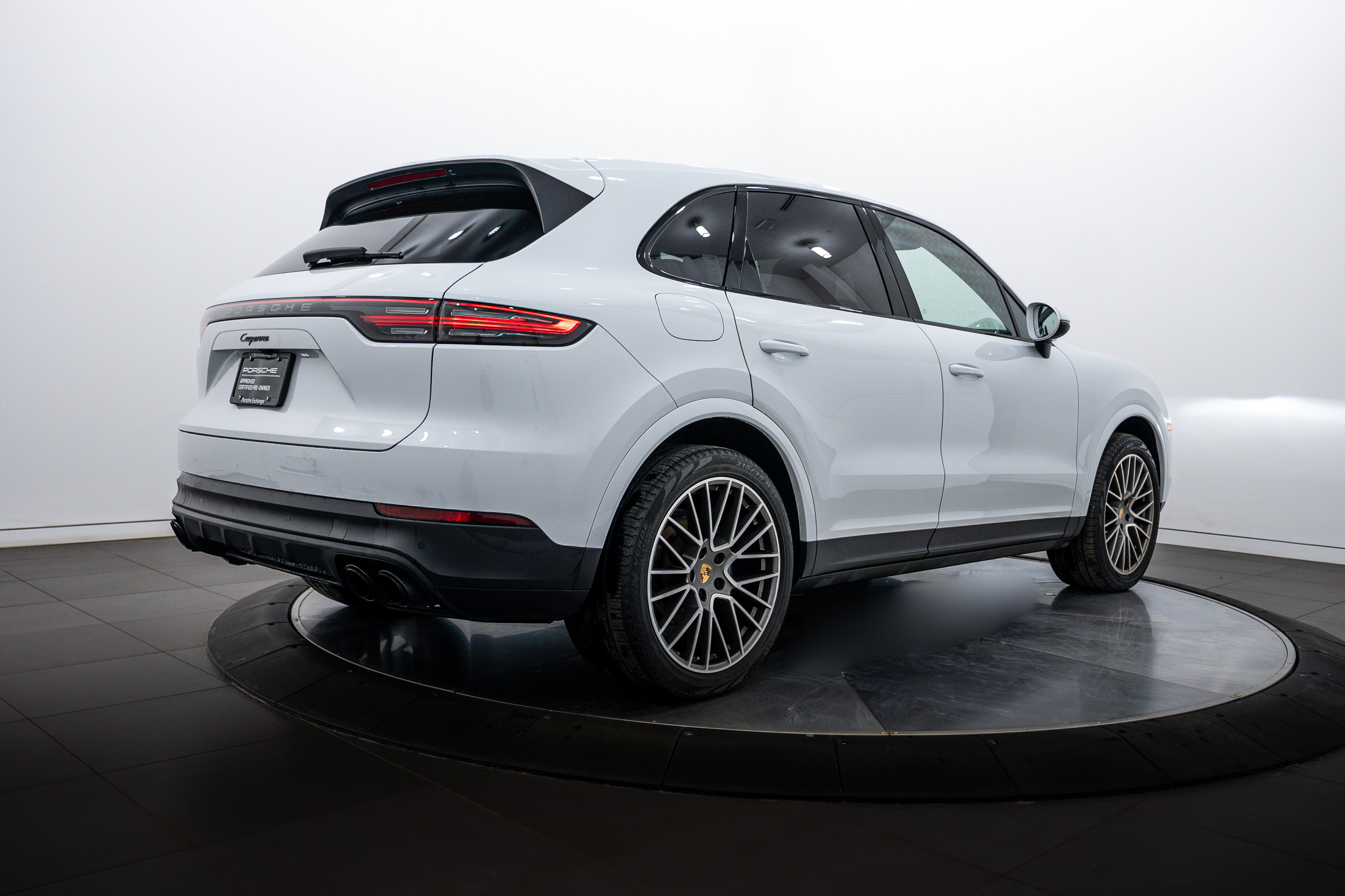 Certified 2023 Porsche Cayenne Platinum Edition image 7