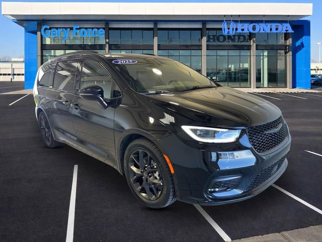 Used 2025 Chrysler Pacifica Limited FWD image 1