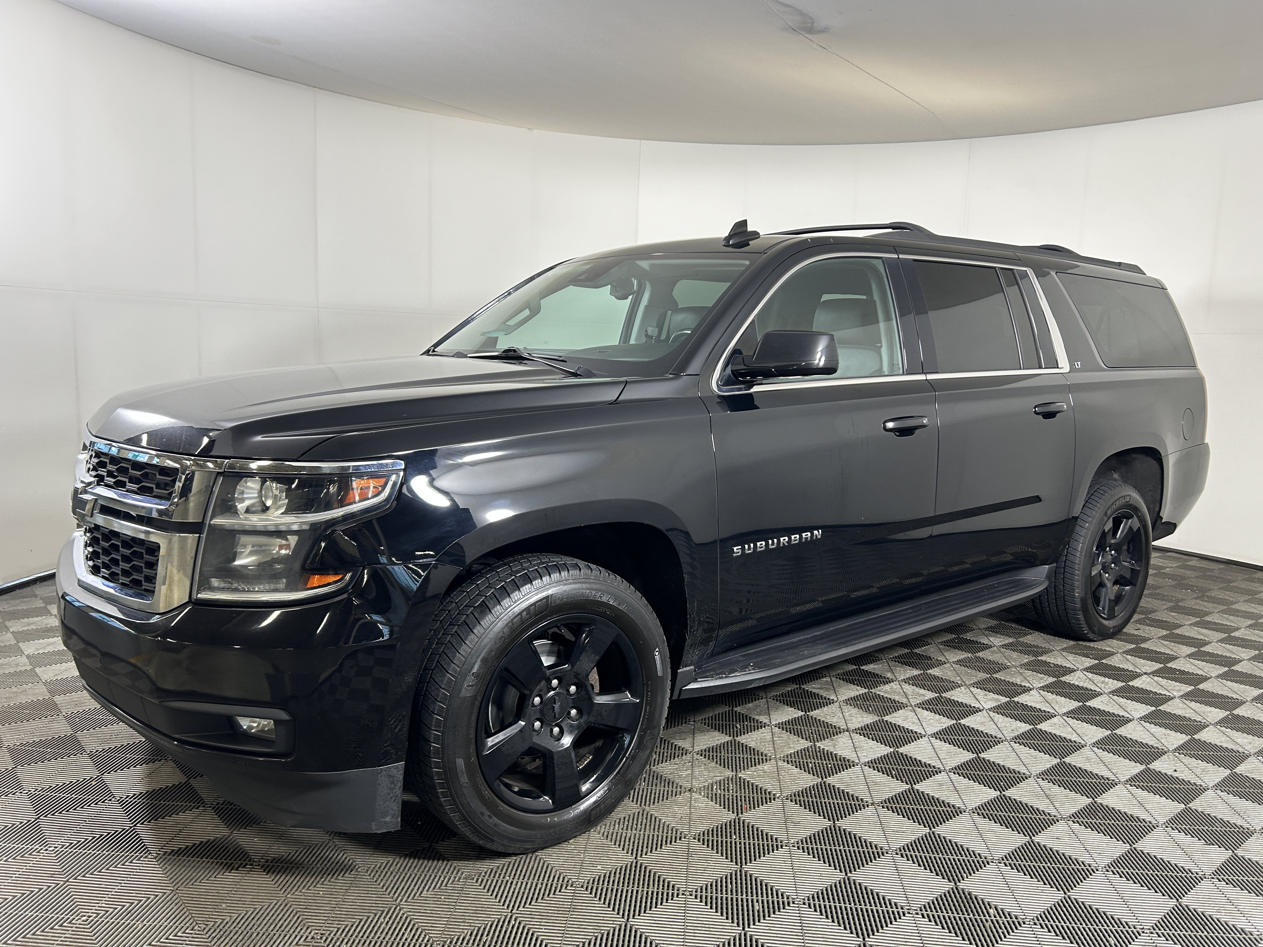 Used 2020 Chevrolet Suburban LT w/ Luxury Package AWD/4WD image 2