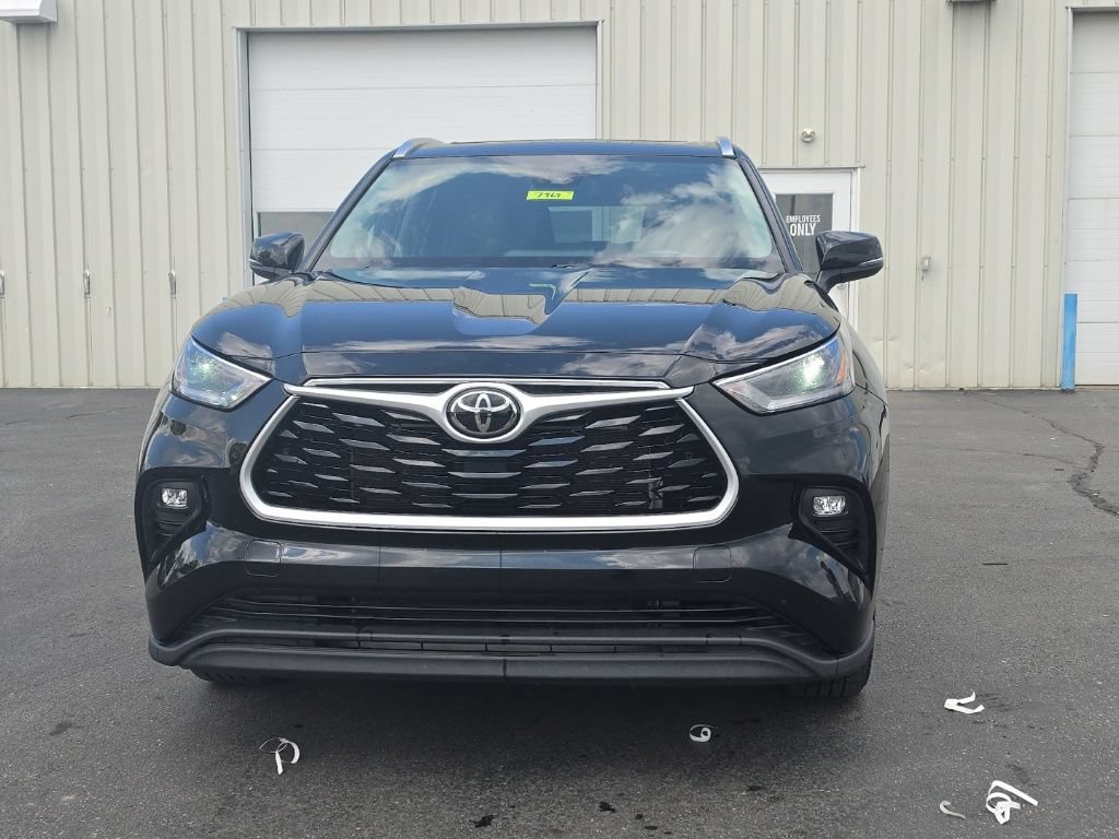 Used 2021 Toyota Highlander XLE AWD/4WD image 2