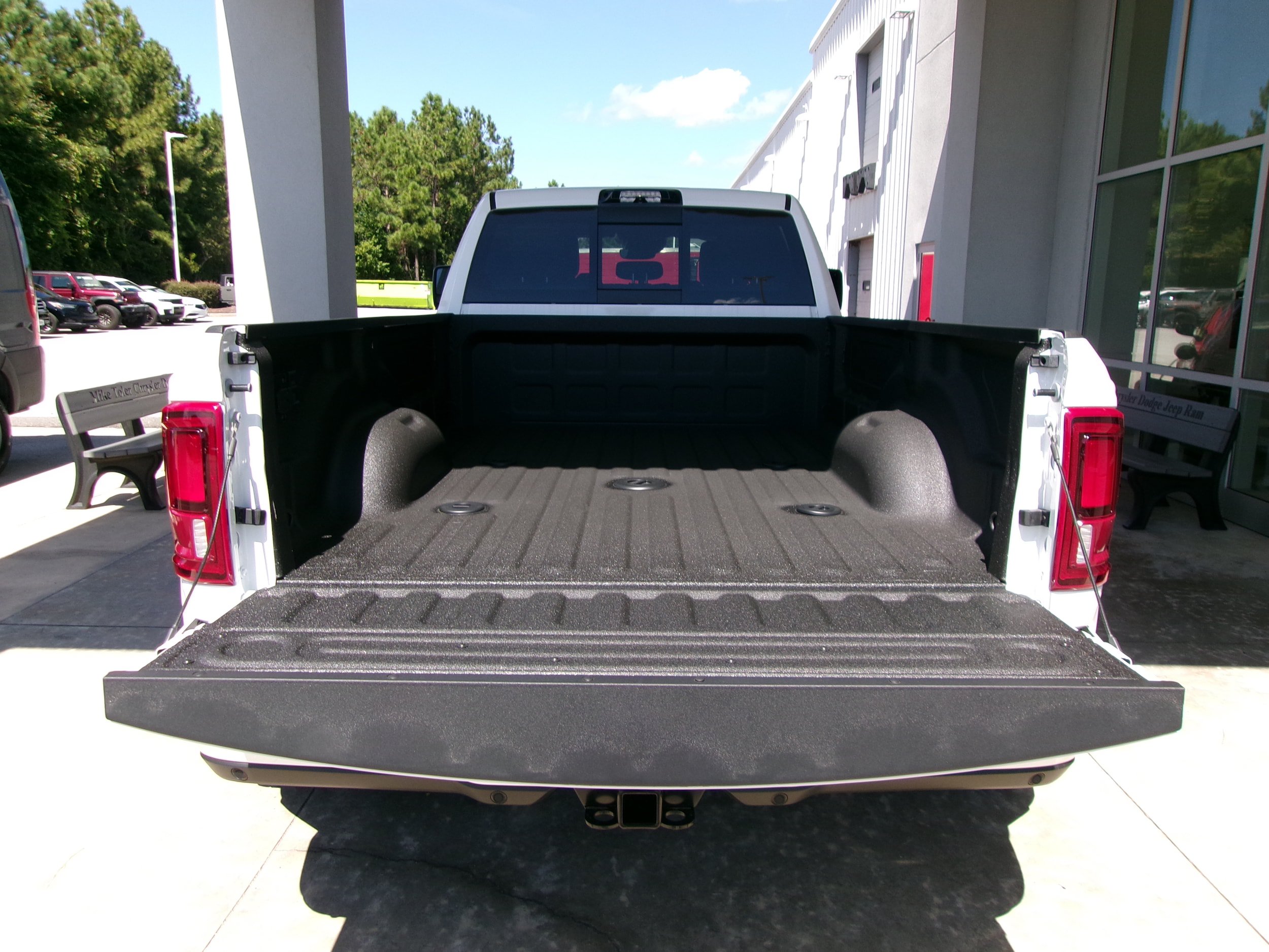 New 2026 RAM 3500 Laramie AWD/4WD image 19