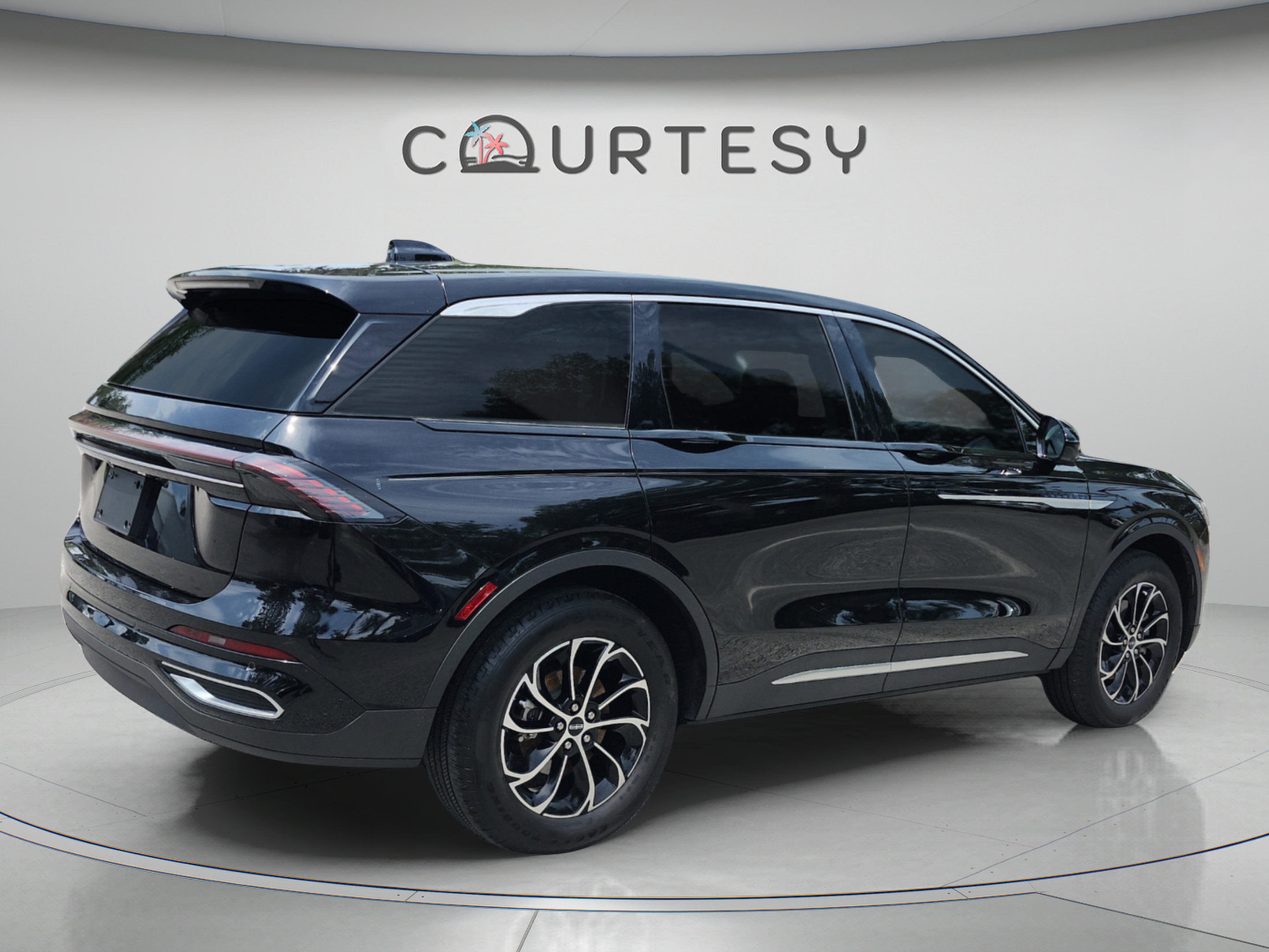 Used 2025 Lincoln Nautilus Premier AWD/4WD image 5