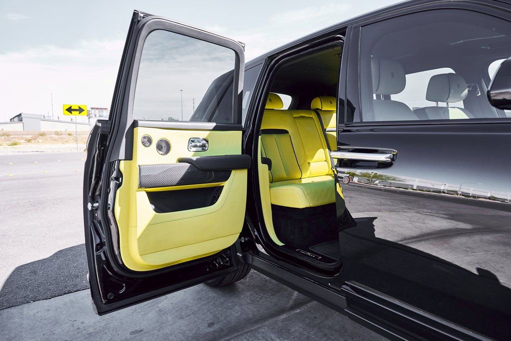 Used 2022 Rolls-Royce Cullinan Black Badge w/ Dark Exterior Package image 28