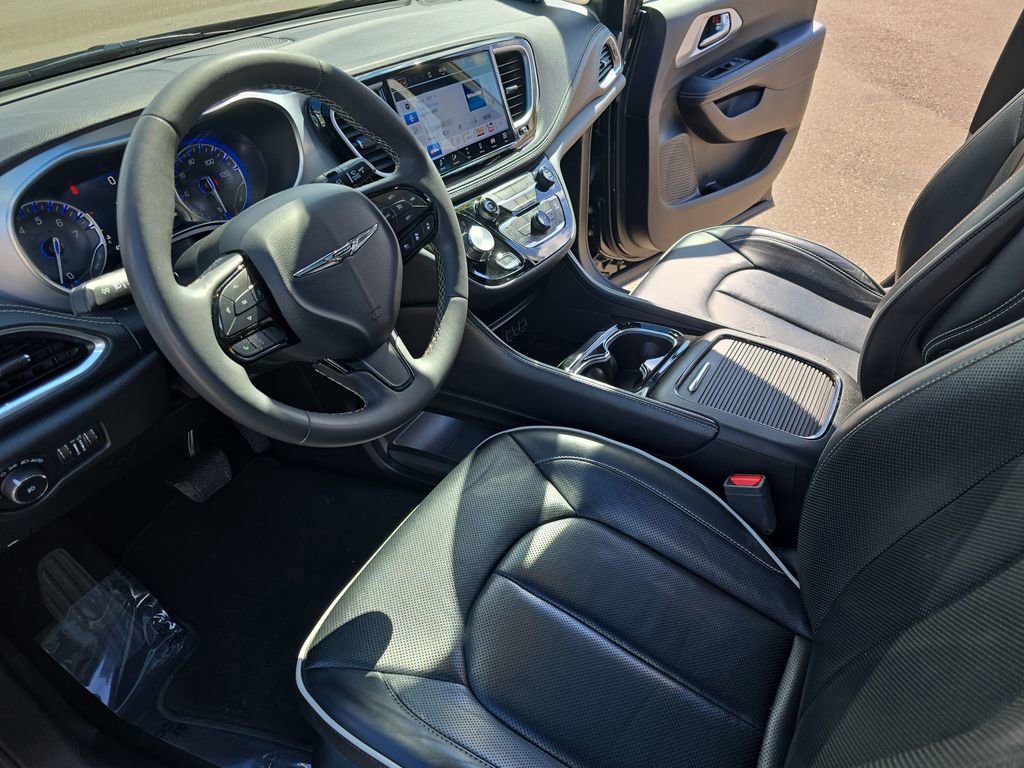 Used 2025 Chrysler Pacifica Limited FWD image 18
