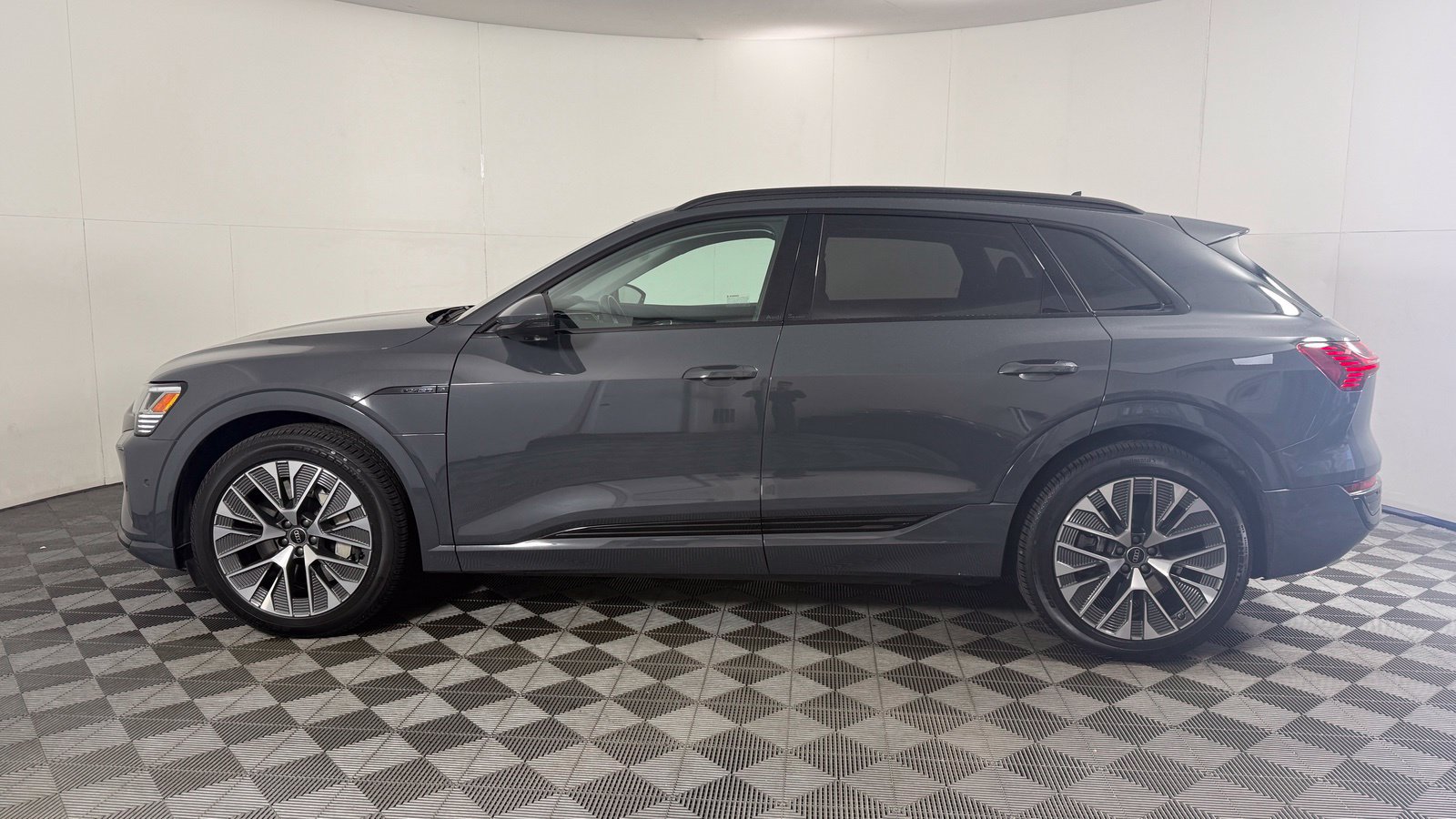 Used 2024 Audi Q8 e-tron Prestige w/ Prestige Package AWD/4WD image 4