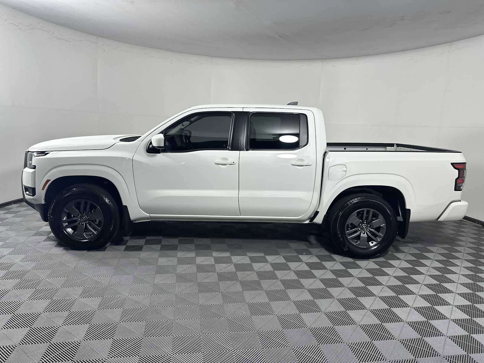 Used 2025 Nissan Frontier SV RWD image 7
