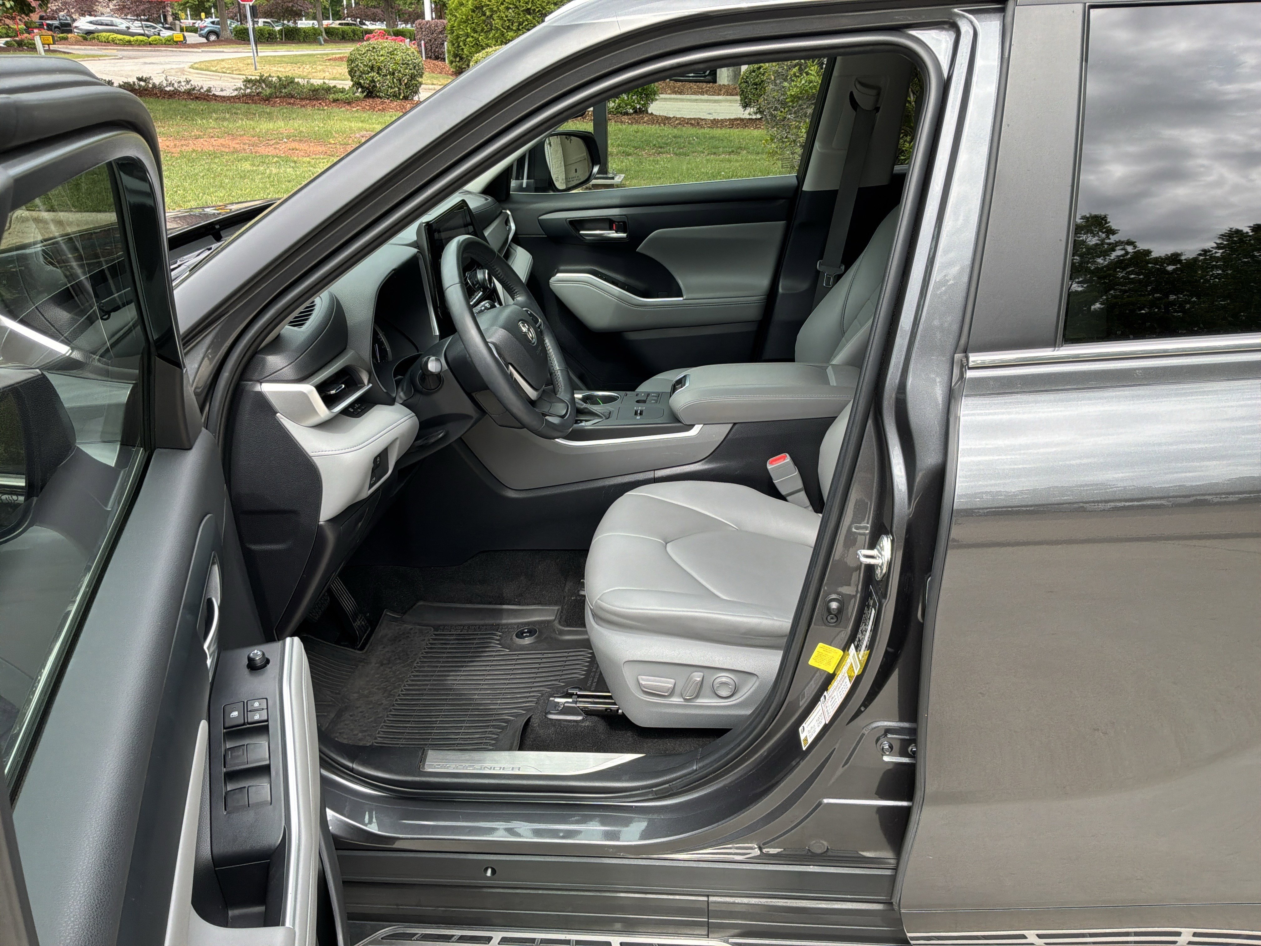 Used 2023 Toyota Highlander XLE FWD image 16