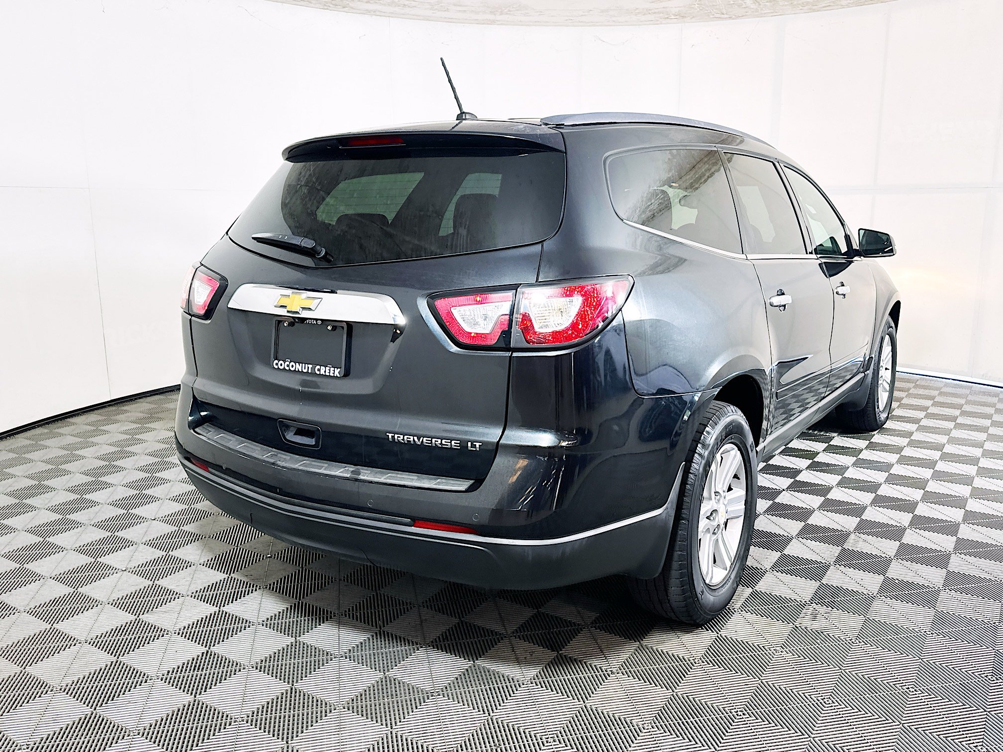 Used 2013 Chevrolet Traverse LT FWD image 3