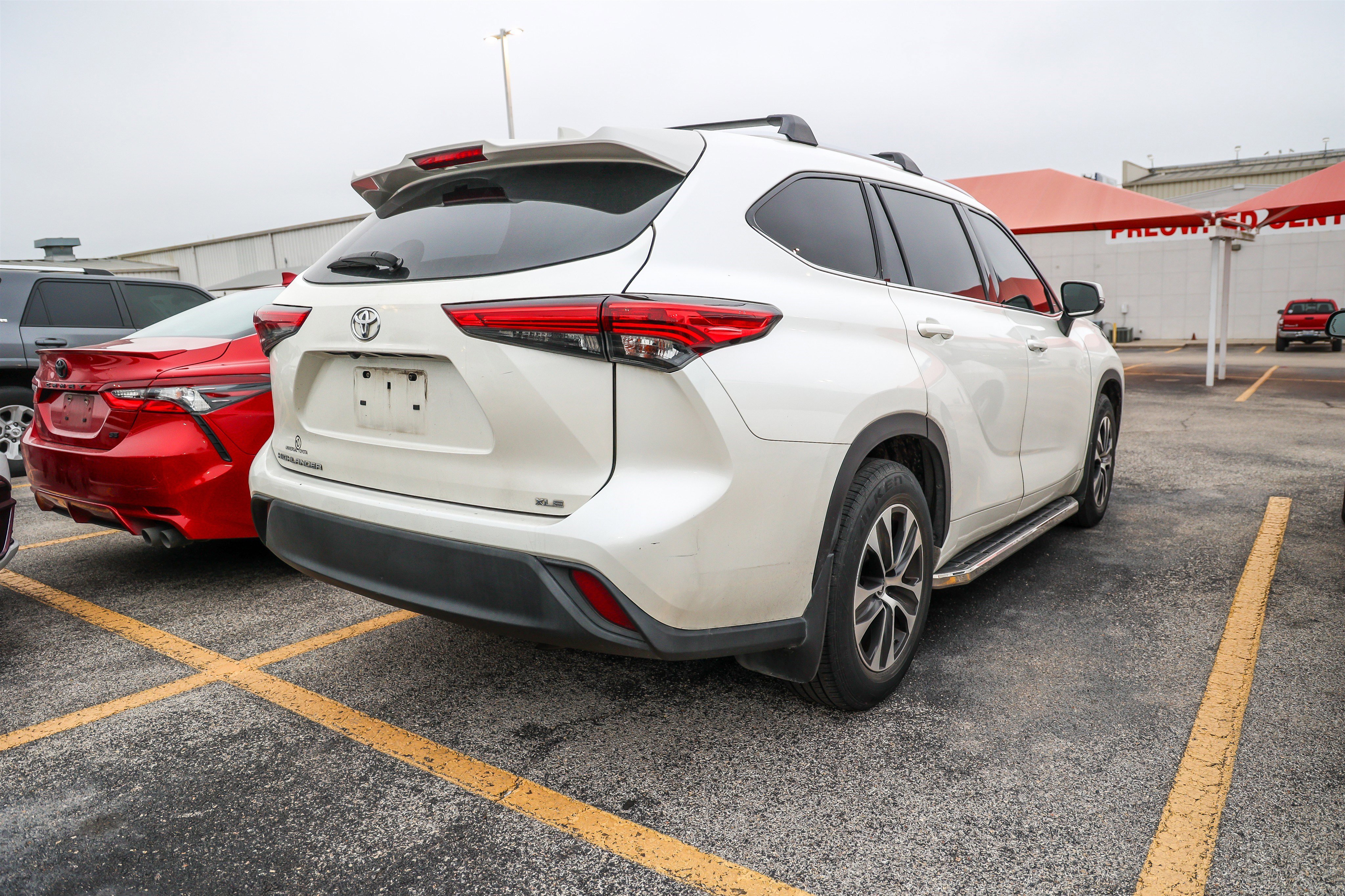 Used 2020 Toyota Highlander XLE FWD image 8