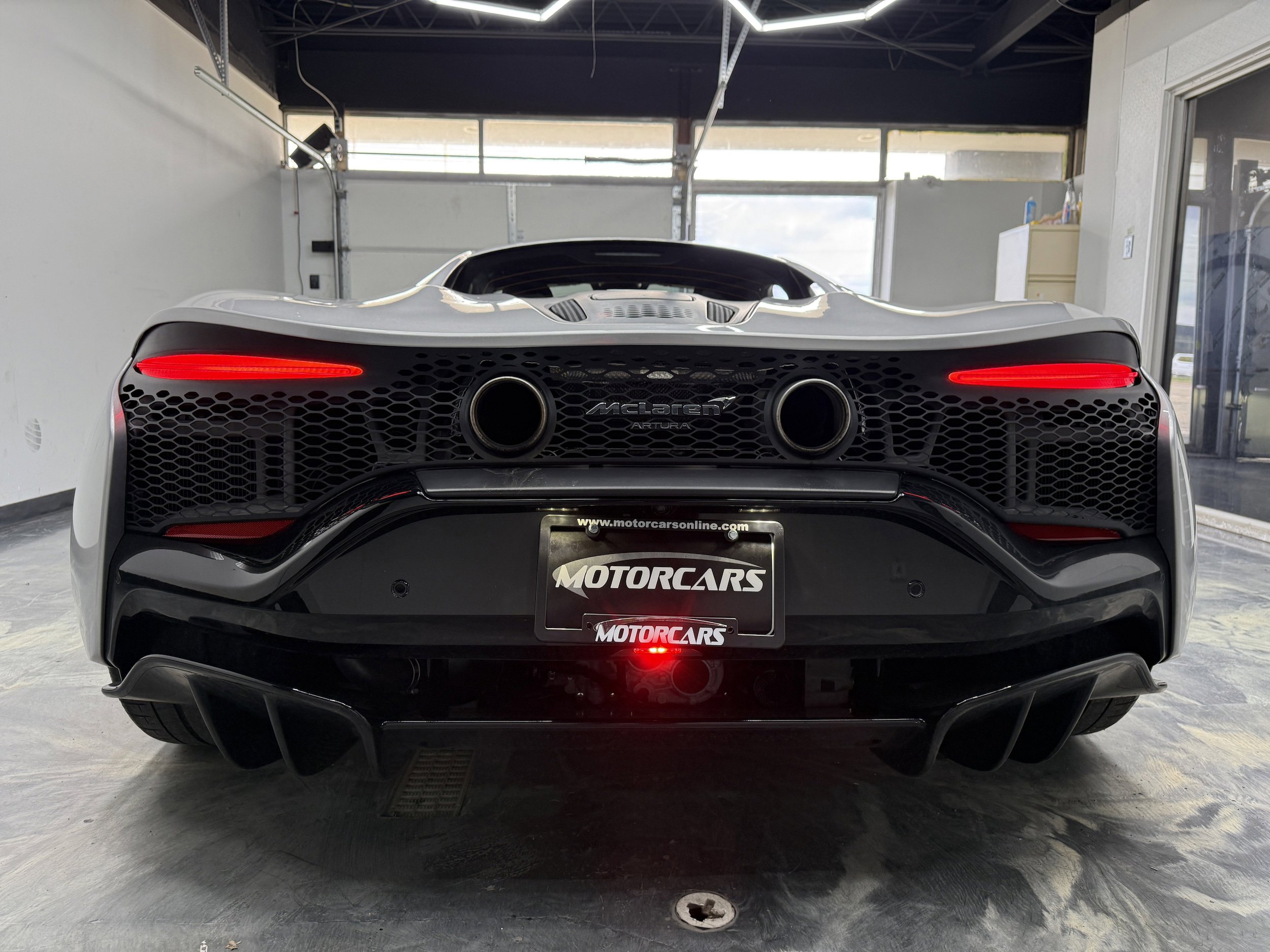 Used 2023 McLaren Artura RWD image 11