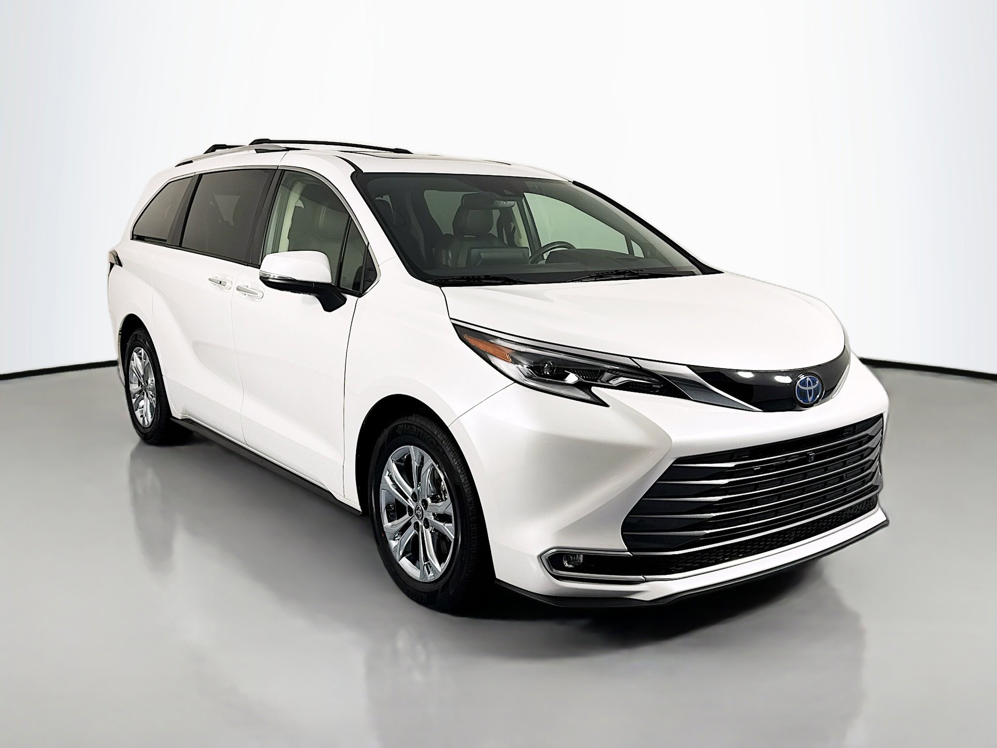 Used 2022 Toyota Sienna Platinum image 3