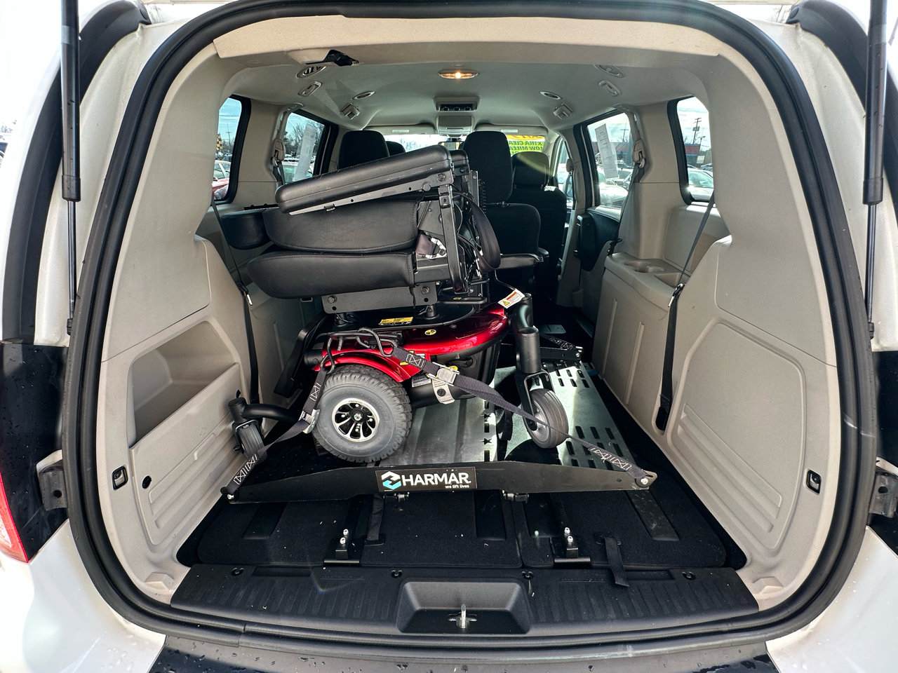 Used 2019 Dodge Grand Caravan SE w/ UConnect Hands-Free Group image 31