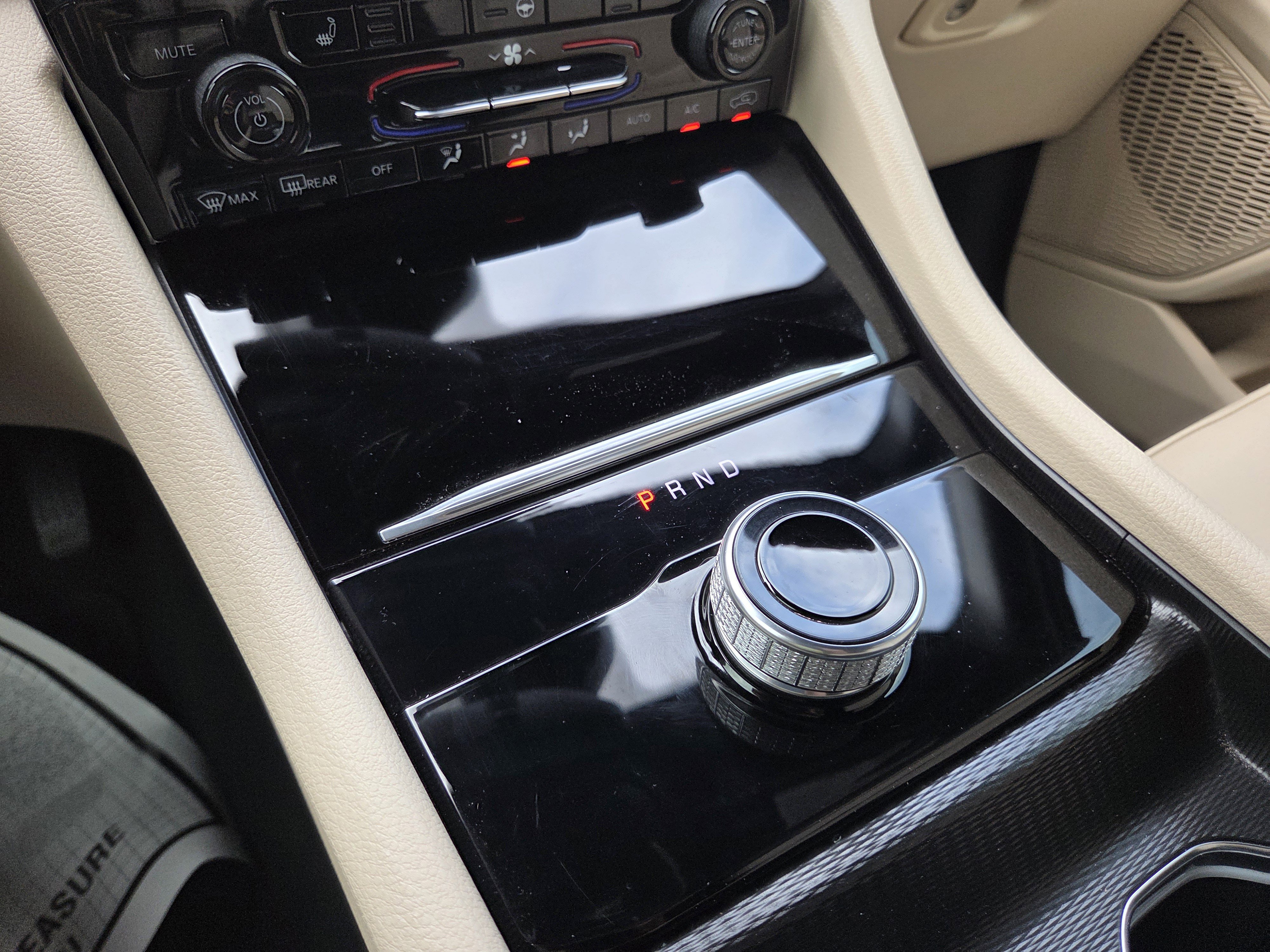 Used 2024 Jeep Grand Cherokee L Limited w/ Black Appearance Package image 32