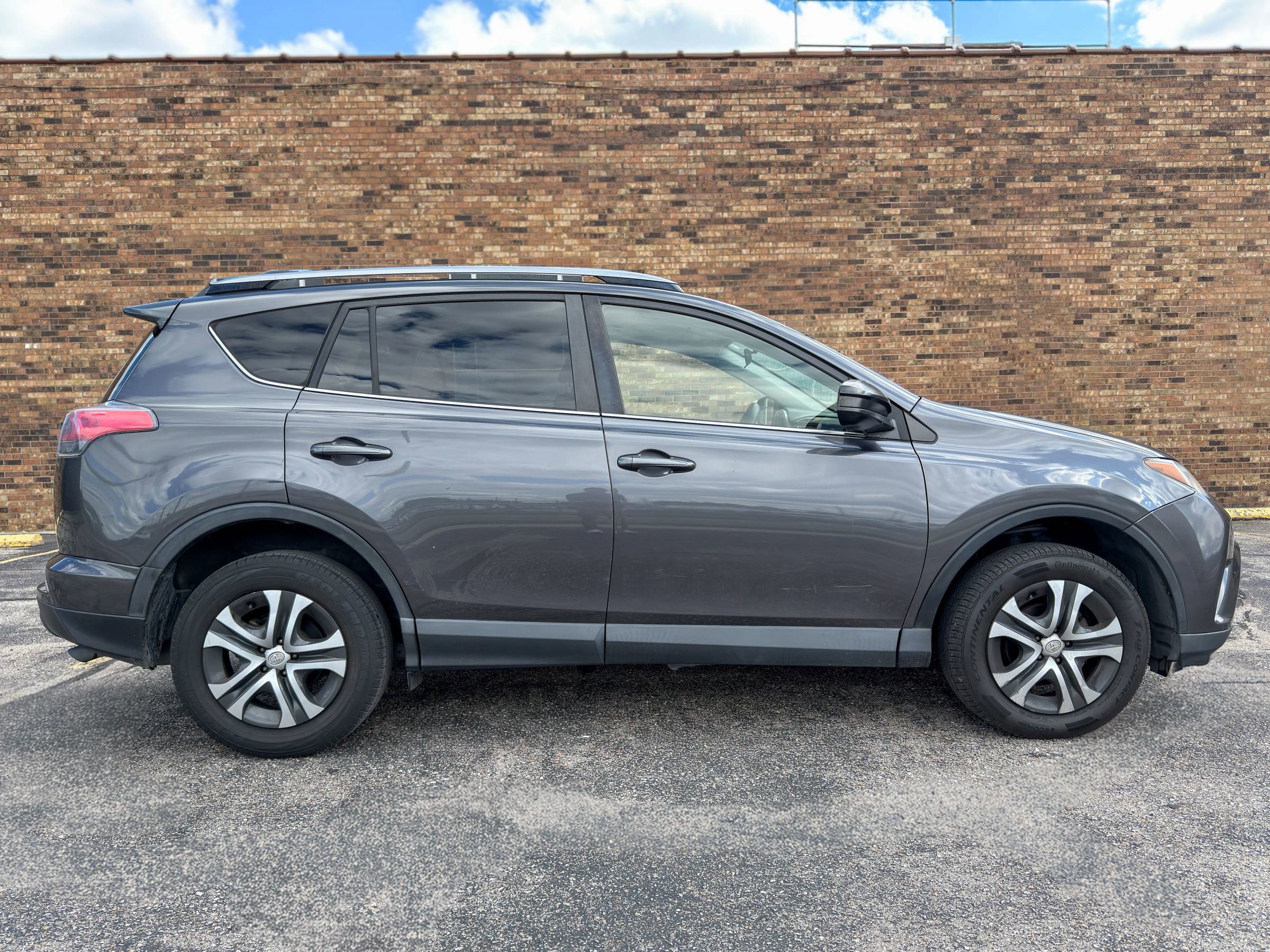 Used 2017 Toyota RAV4 LE FWD image 9
