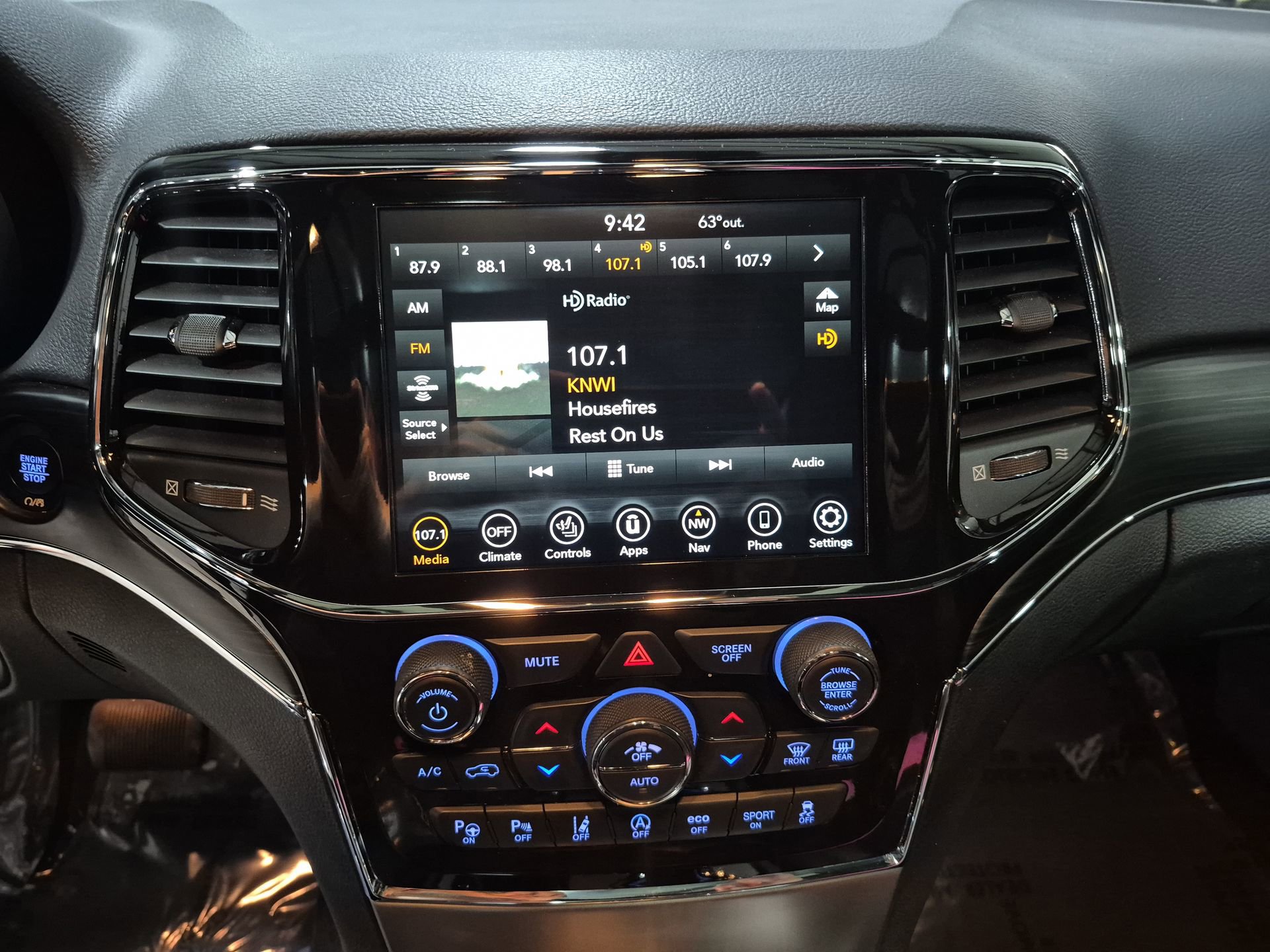 Used 2021 Jeep Grand Cherokee Limited w/ Luxury Group II AWD/4WD image 14