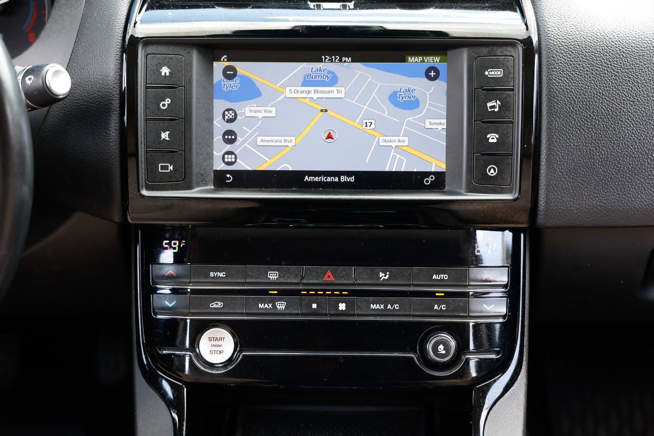 Used 2018 Jaguar XE Premium RWD image 34