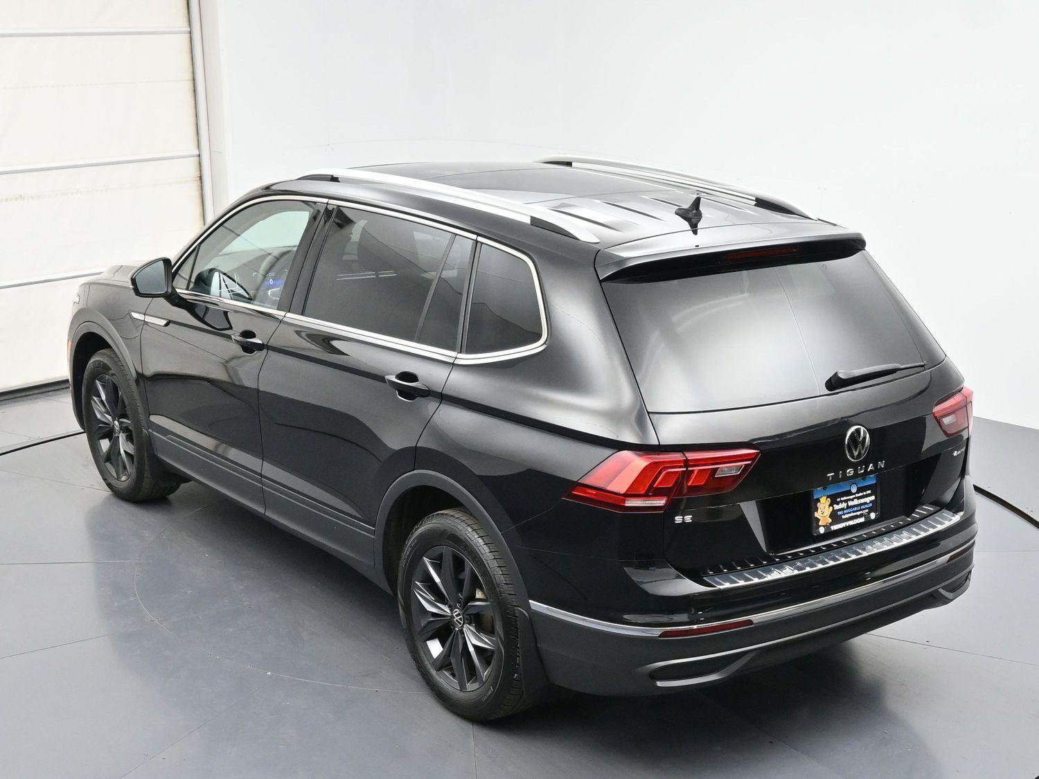 Used 2022 Volkswagen Tiguan SE AWD/4WD image 32