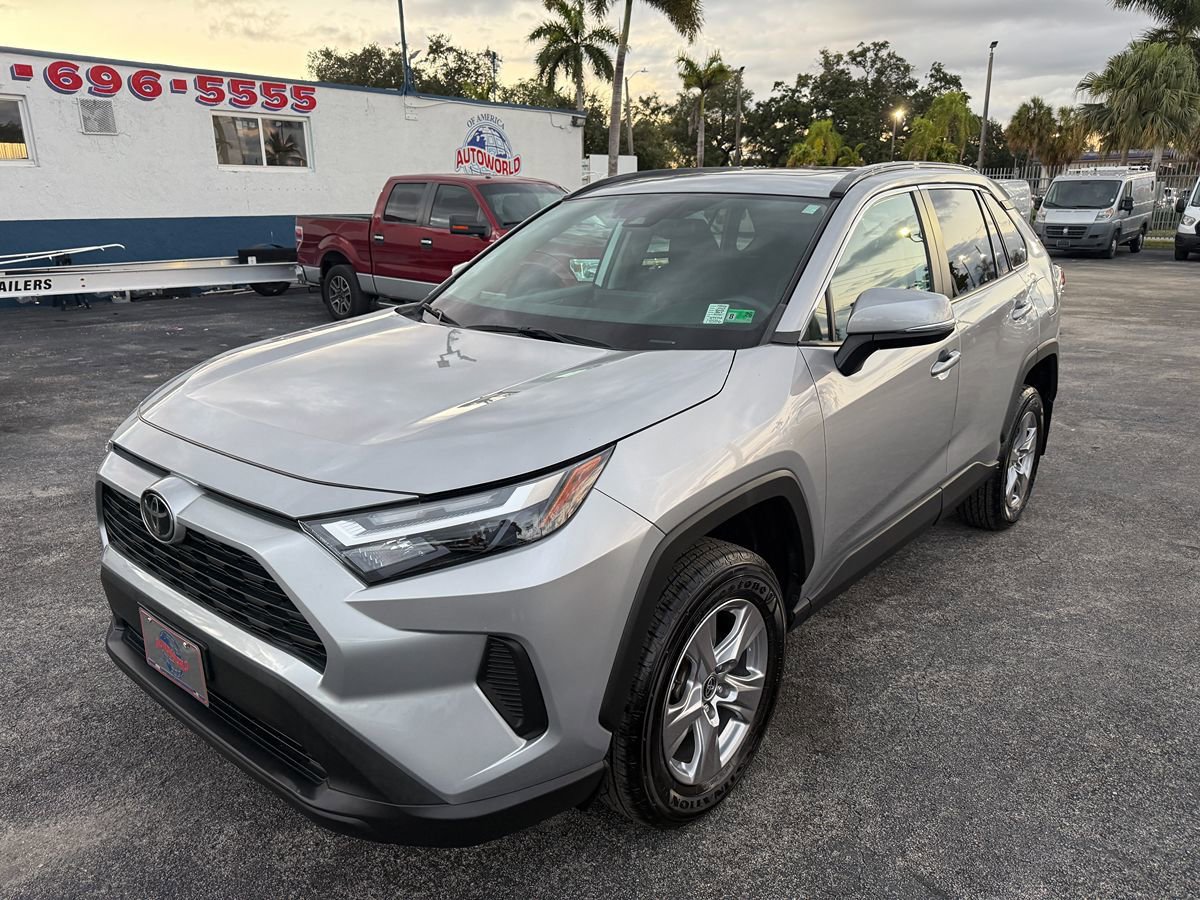 Used 2022 Toyota RAV4 XLE w/ Convenience Package AWD/4WD image 4