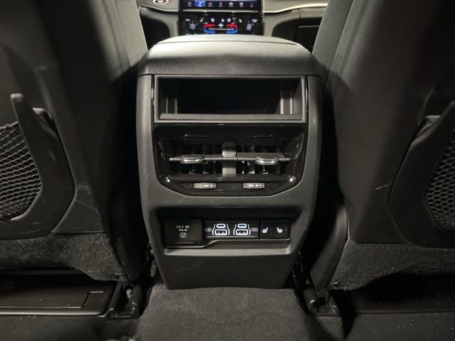 Used 2025 Jeep Grand Cherokee Limited w/ Luxury Tech Group II image 23