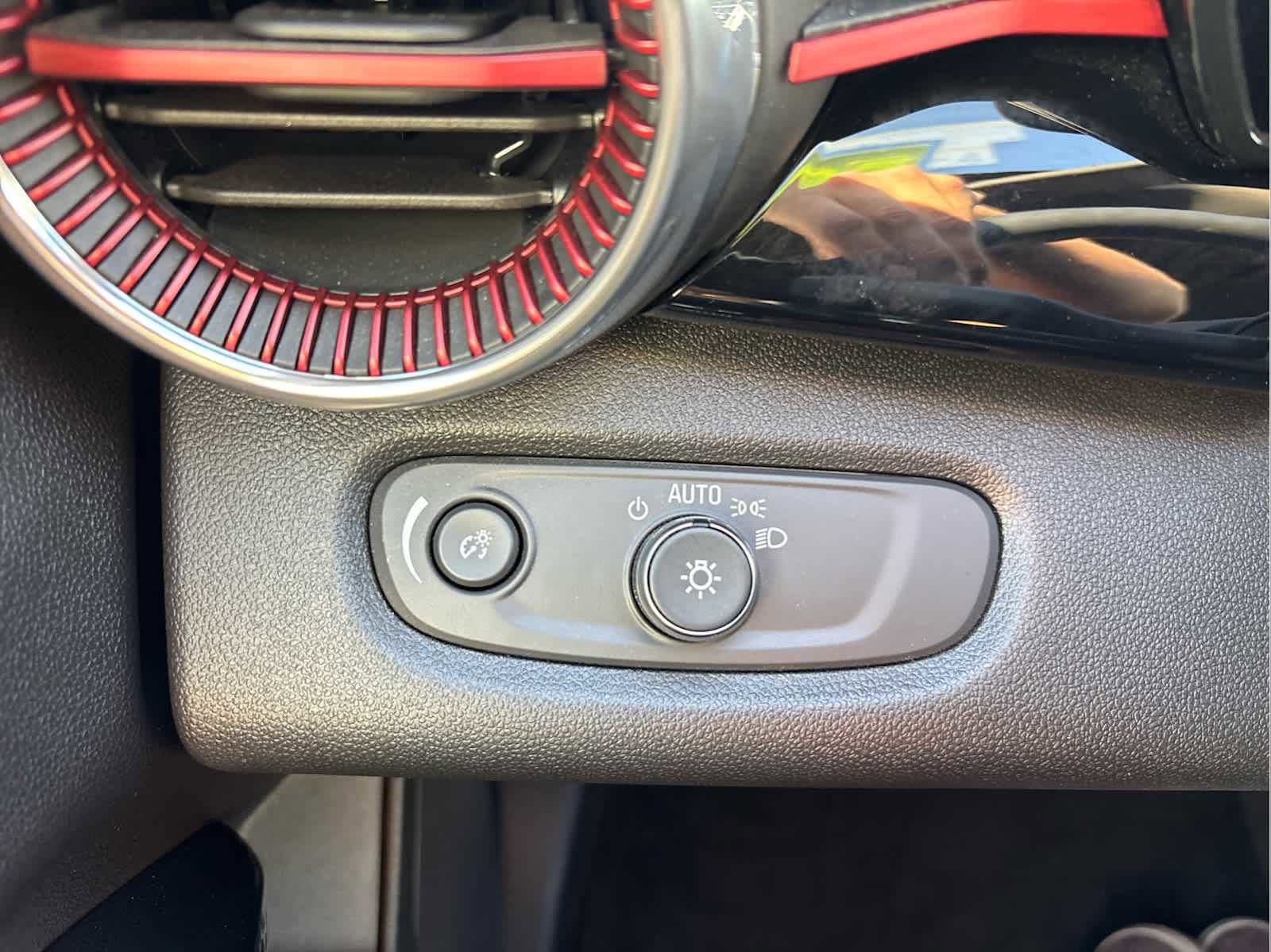 Used 2025 Chevrolet Trax RS w/ Sunroof Package image 29