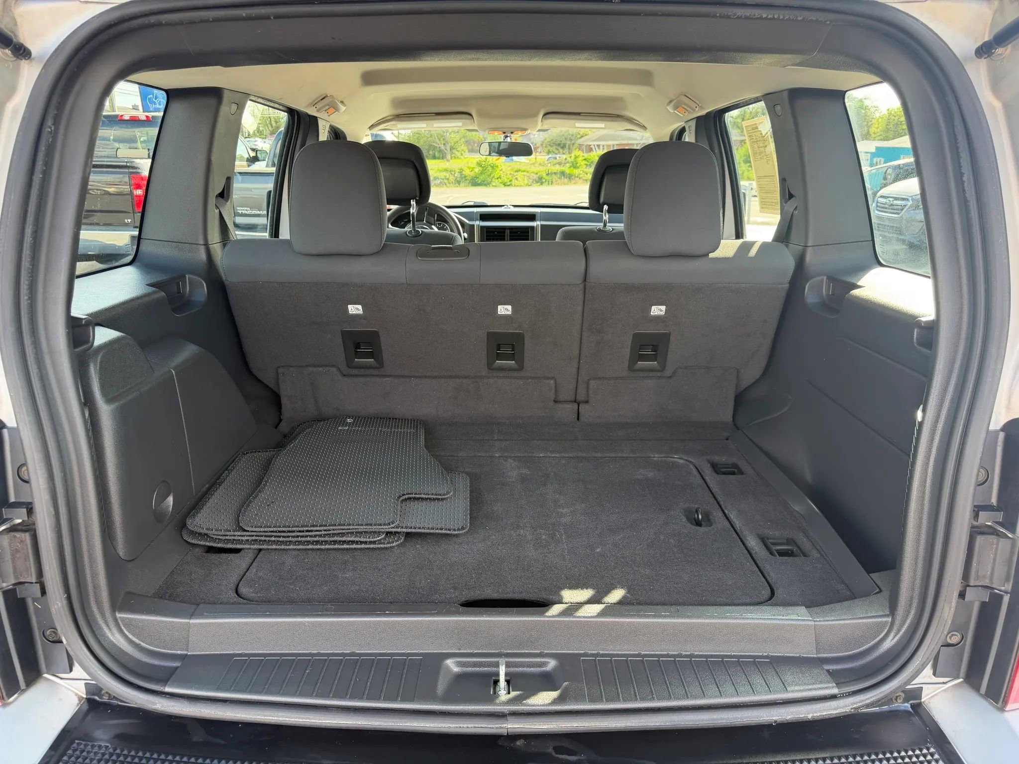 Used 2011 Jeep Liberty Sport AWD/4WD image 29