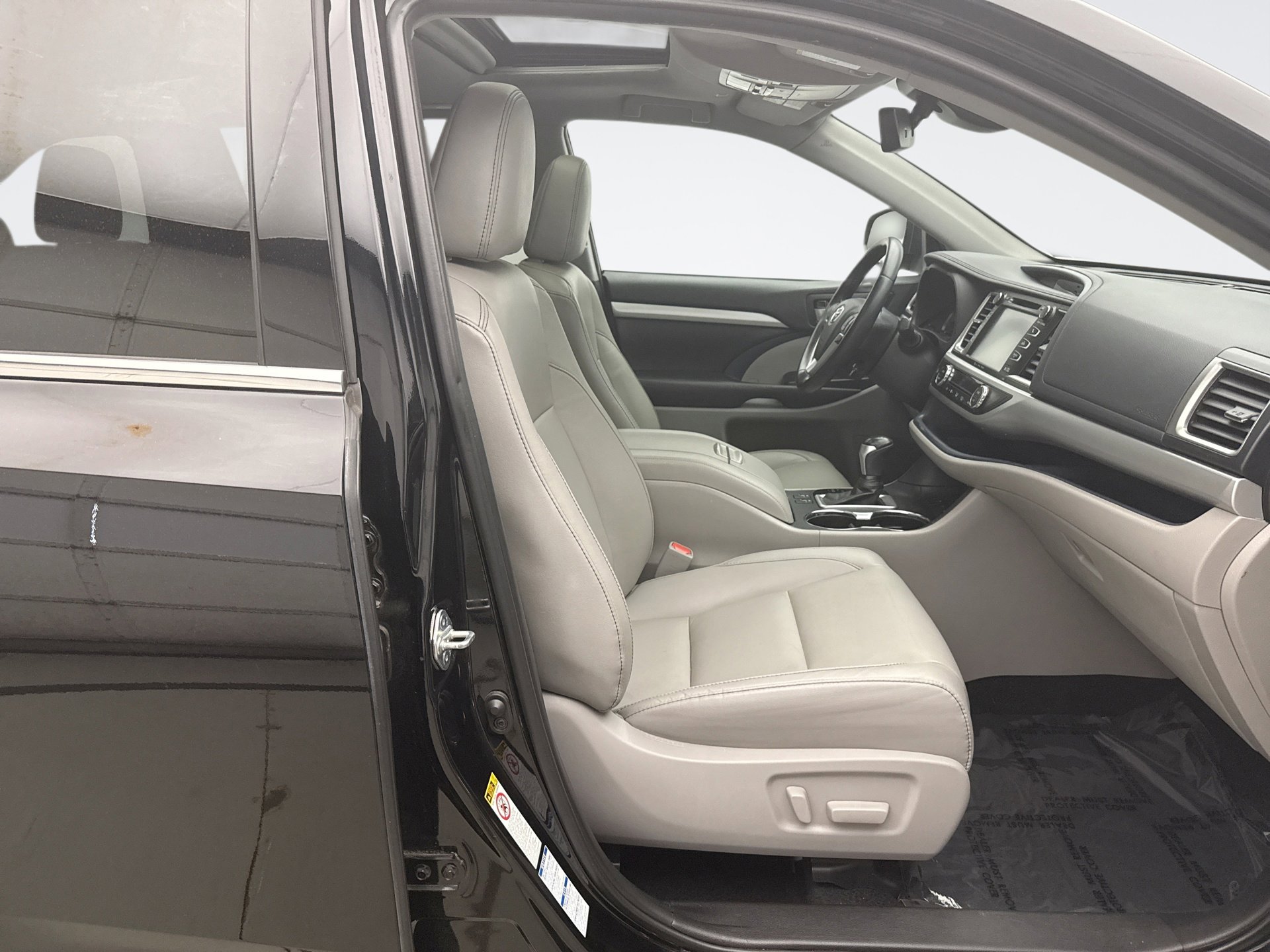 Used 2019 Toyota Highlander XLE AWD/4WD image 16