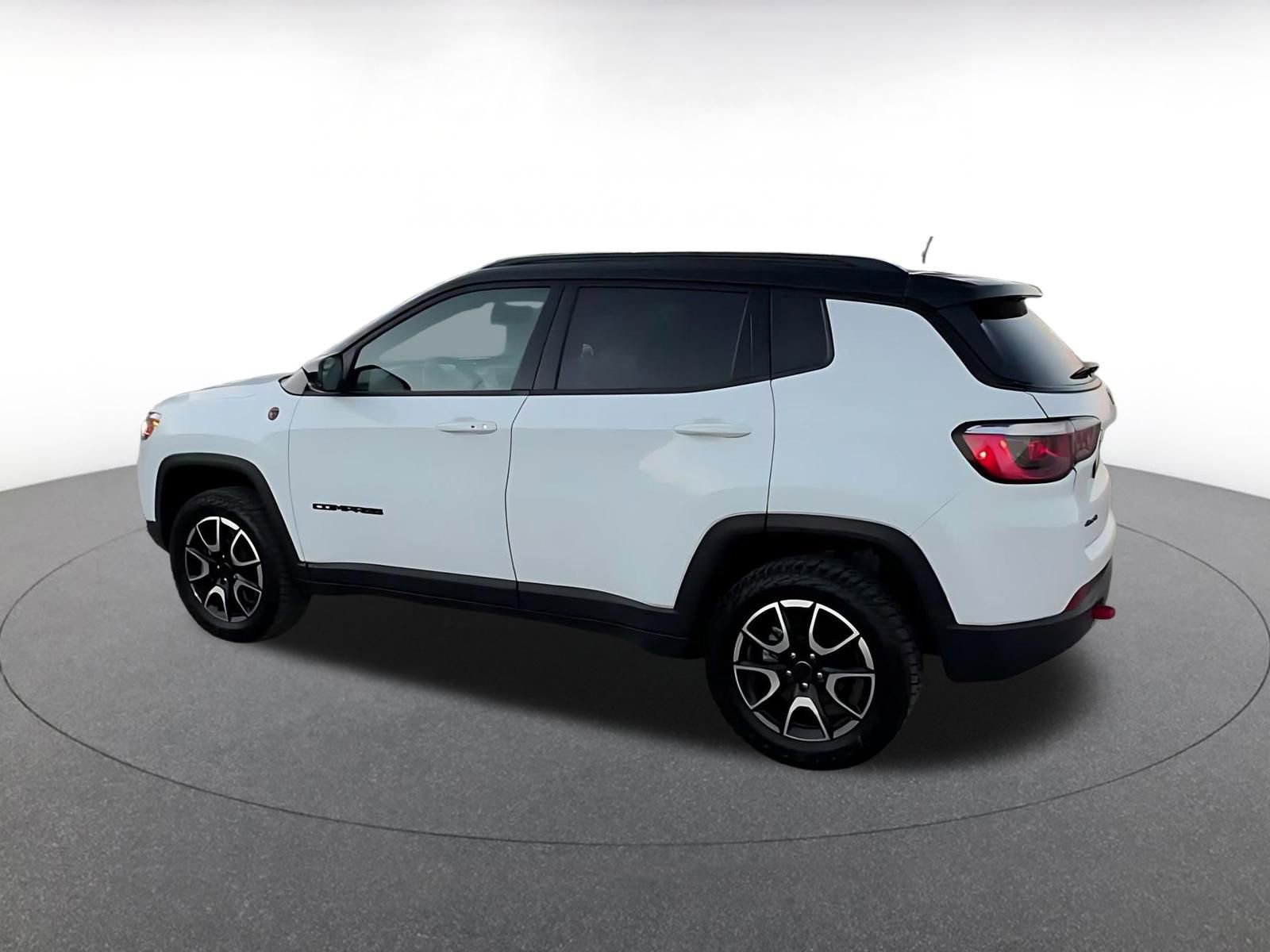 Used 2025 Jeep Compass Trailhawk image 10