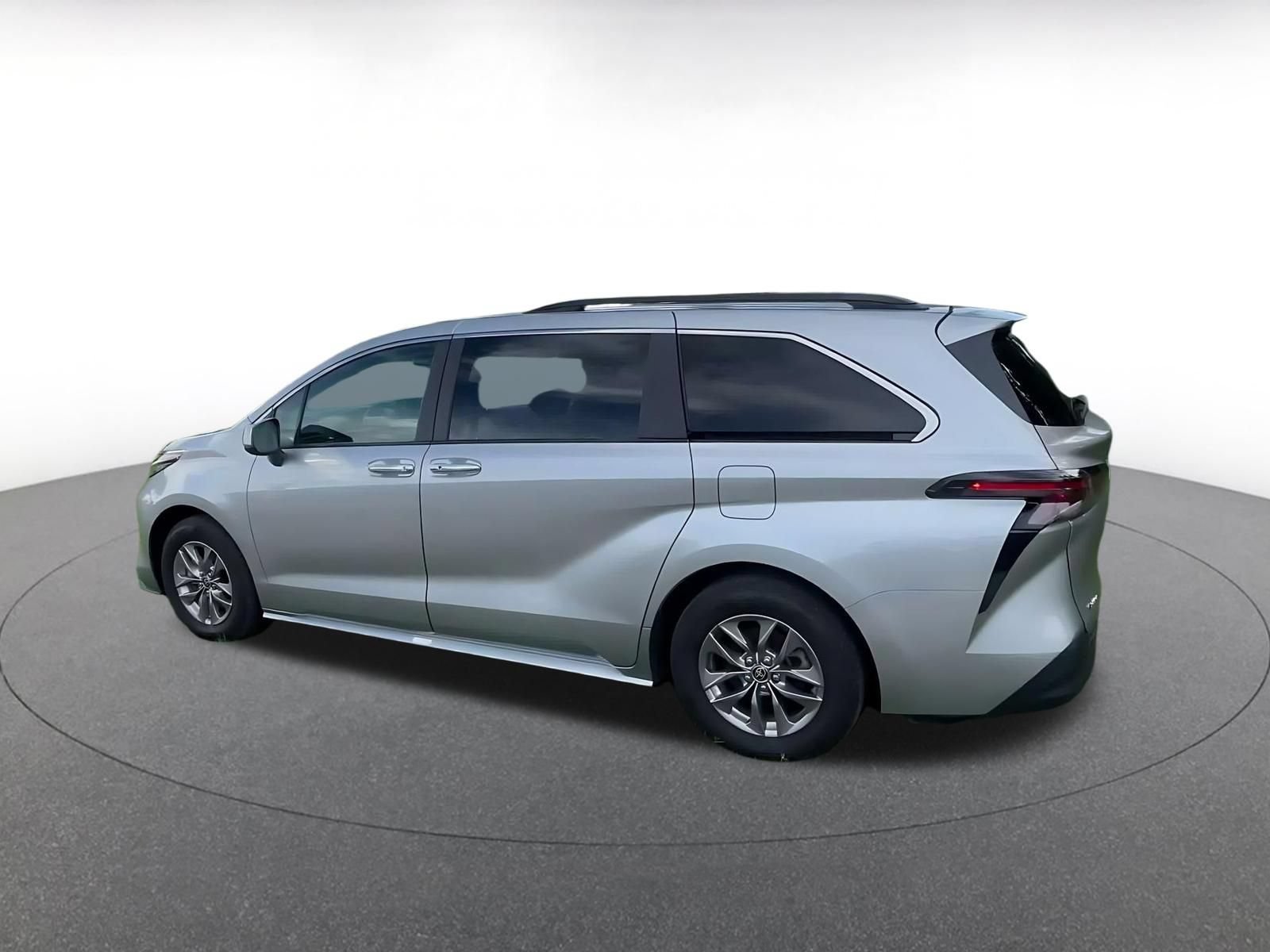 Used 2025 Toyota Sienna XLE FWD image 9