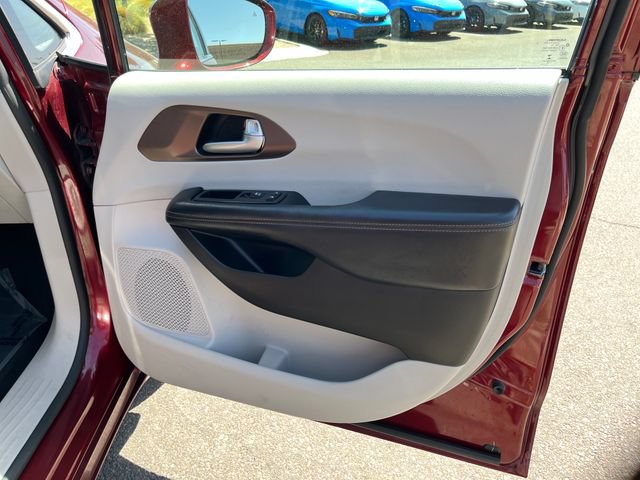 Used 2019 Chrysler Pacifica Touring-L FWD image 13